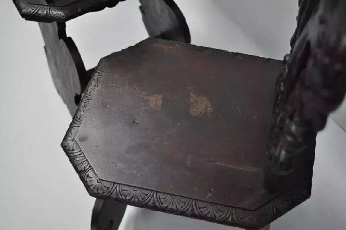 Noce A.I.C. del XVIII secolo, sedie da sala in legno di noce intagliato a forma di leone - una coppia in vendita