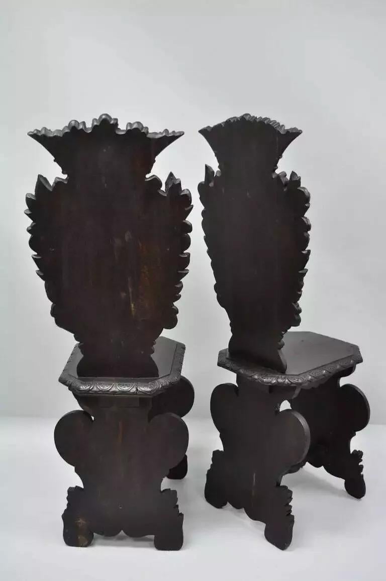 A.I.C. del XVIII secolo, sedie da sala in legno di noce intagliato a forma di leone - una coppia in vendita 1