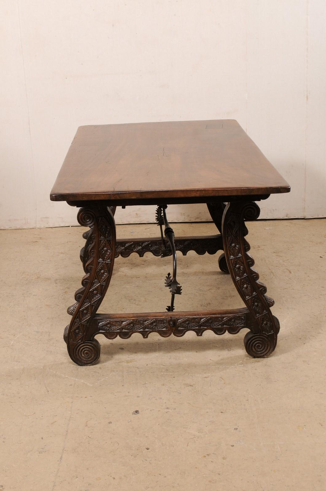 Table italienne du XVIIIe siècle avec pieds à tréteaux sculptés et brancards en fer forgé de manière élégante en vente 5