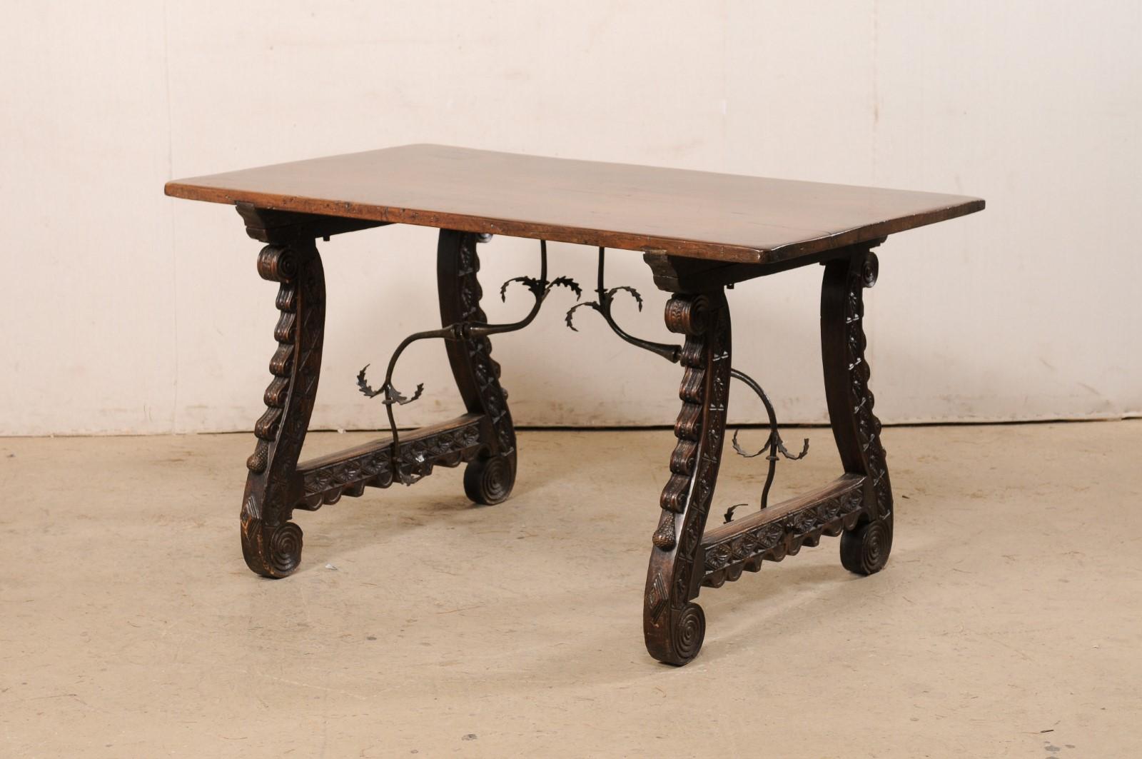 Table italienne du XVIIIe siècle avec pieds à tréteaux sculptés et brancards en fer forgé de manière élégante en vente 6