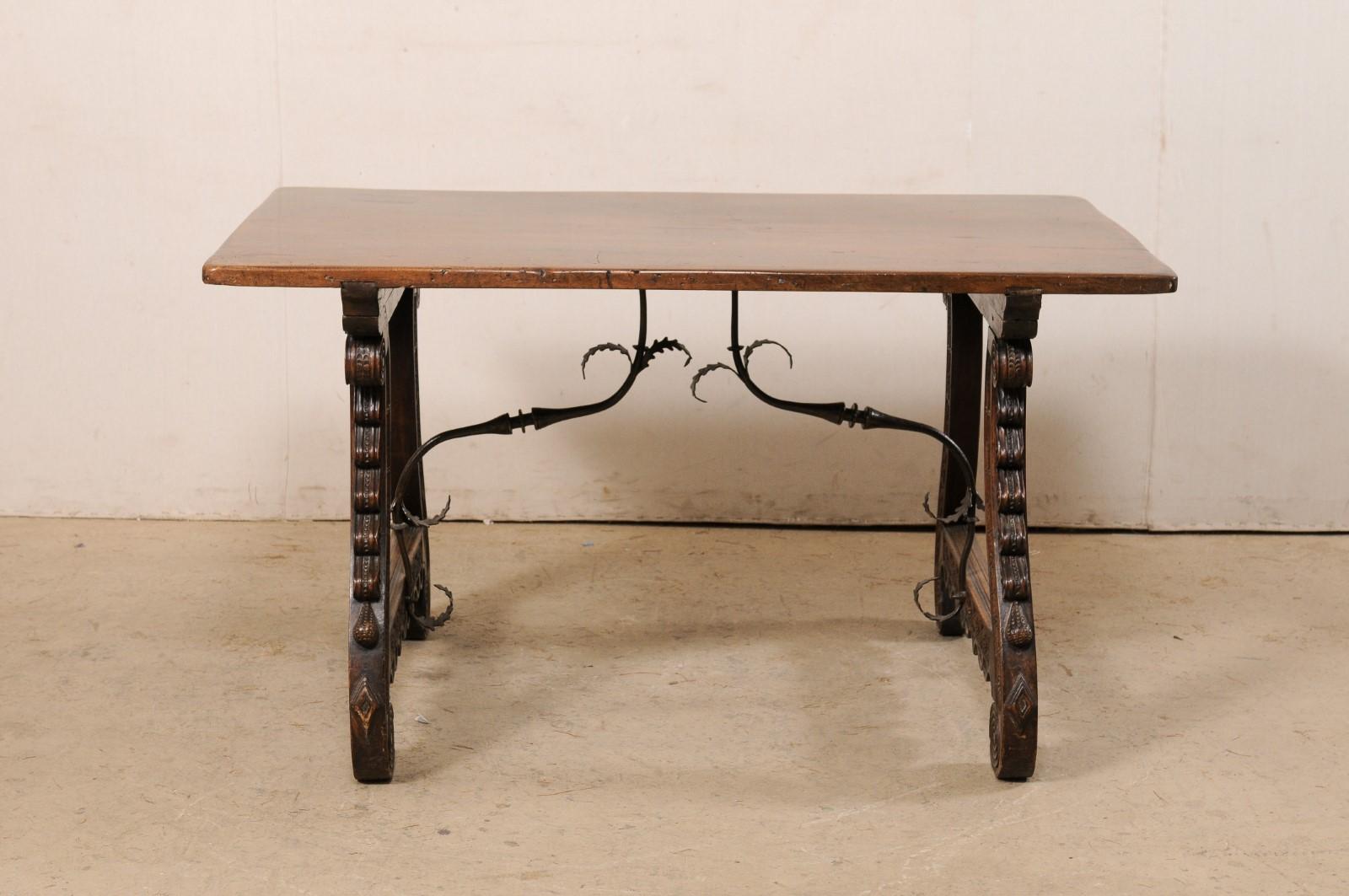 Table italienne du XVIIIe siècle avec pieds à tréteaux sculptés et brancards en fer forgé de manière élégante en vente 7