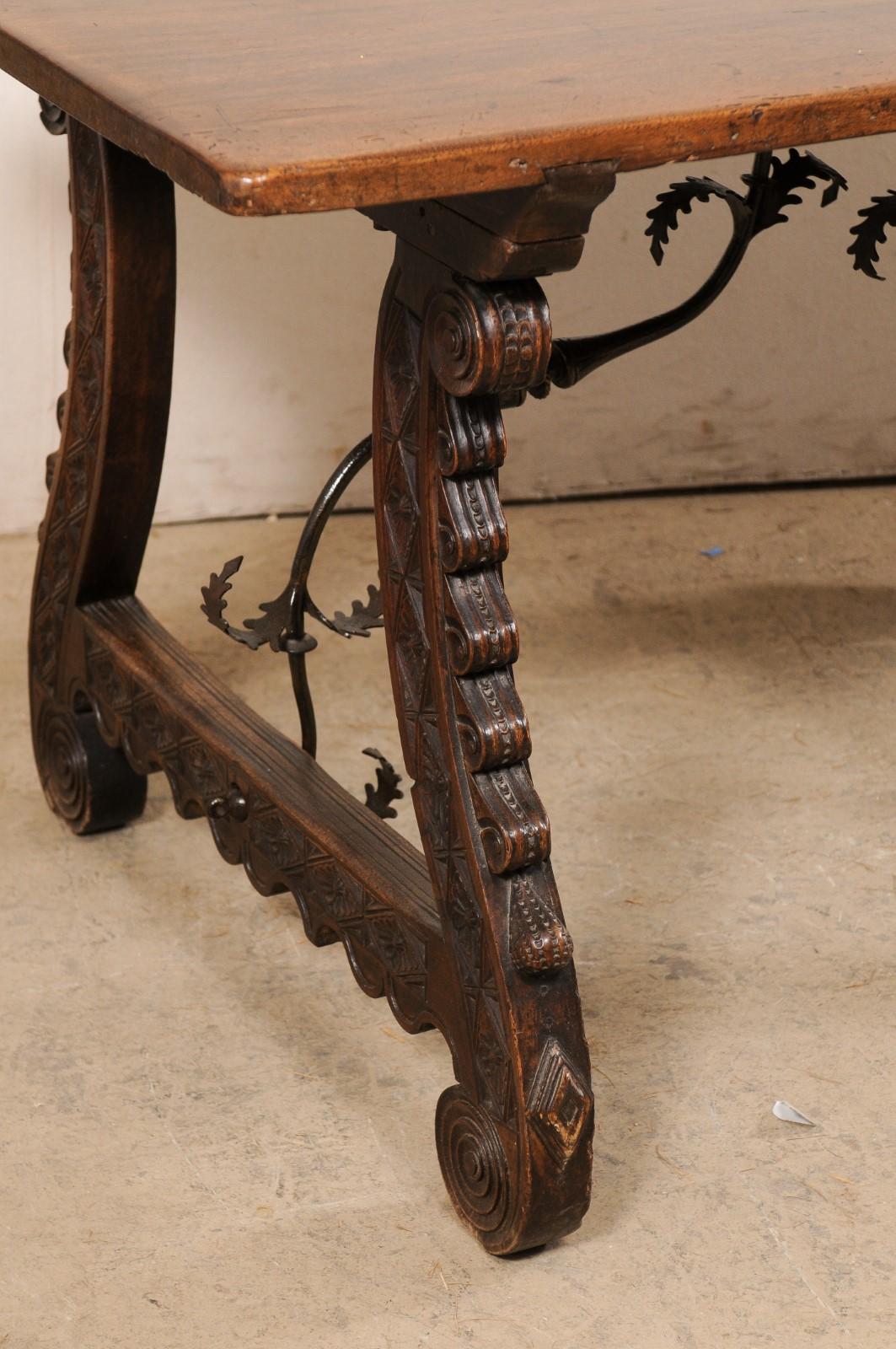 Table italienne du XVIIIe siècle avec pieds à tréteaux sculptés et brancards en fer forgé de manière élégante Bon état - En vente à Atlanta, GA