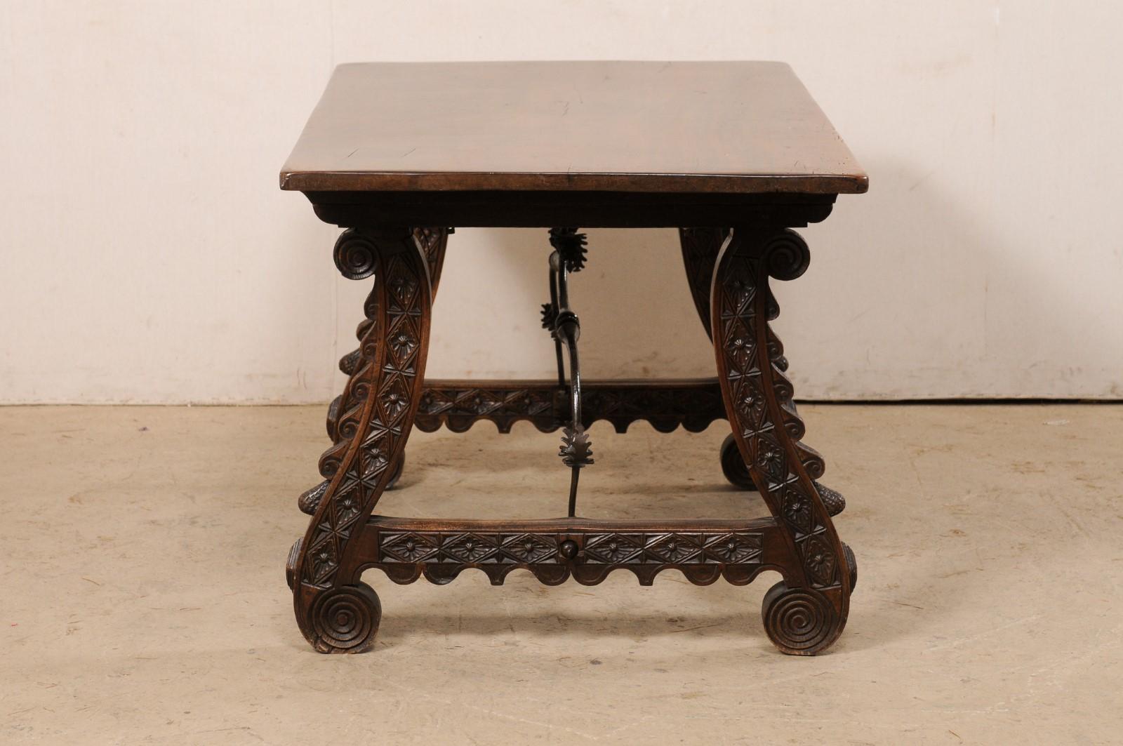 Noyer Table italienne du XVIIIe siècle avec pieds à tréteaux sculptés et brancards en fer forgé de manière élégante en vente