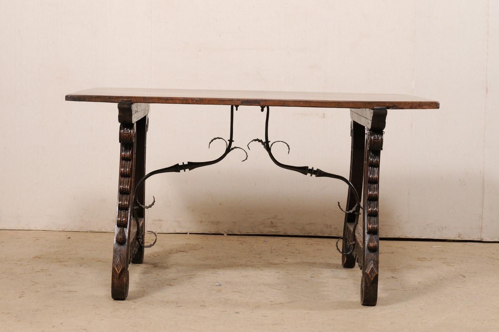 Table italienne du XVIIIe siècle avec pieds à tréteaux sculptés et brancards en fer forgé de manière élégante en vente 2
