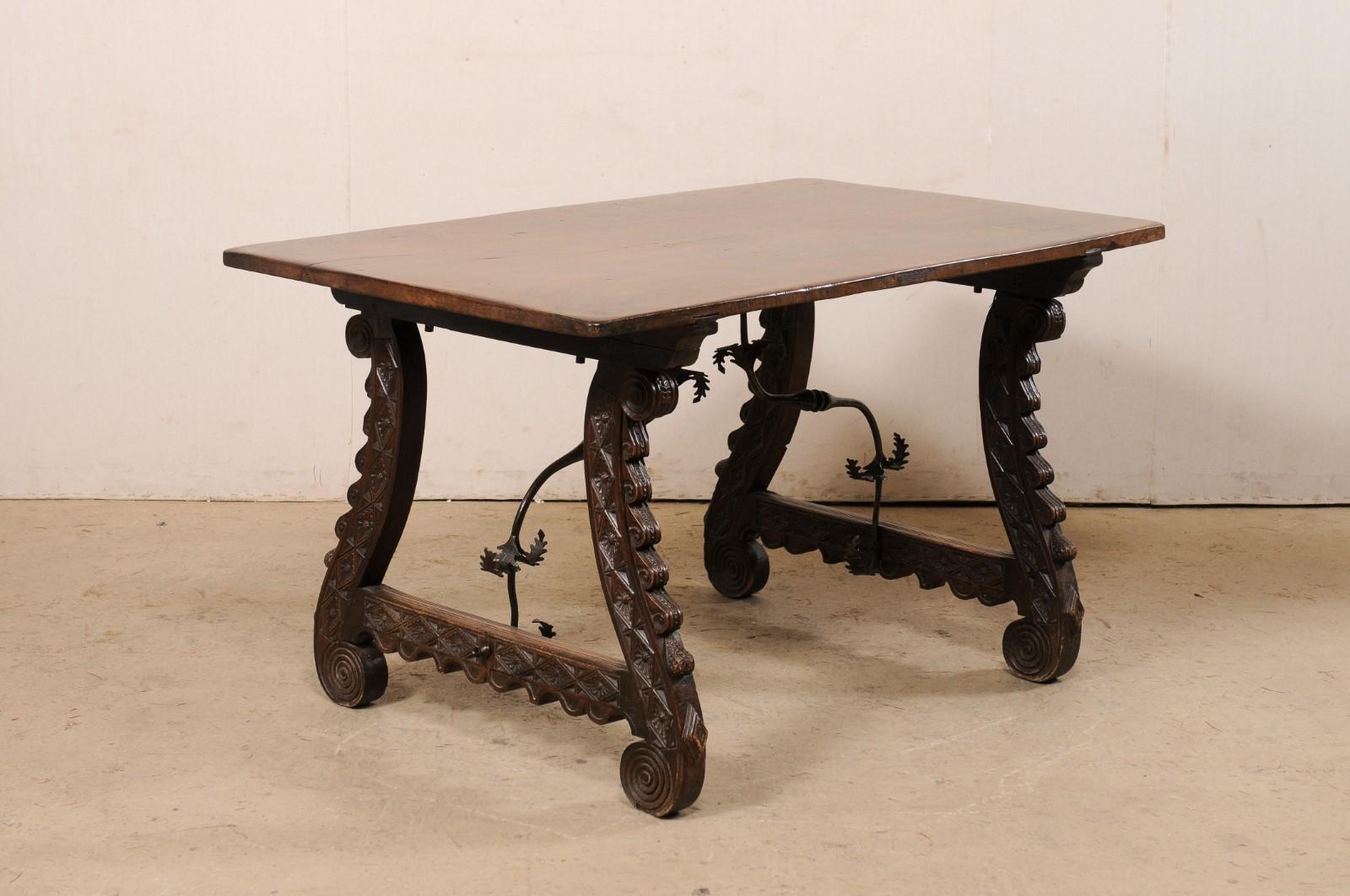 Table italienne du XVIIIe siècle avec pieds à tréteaux sculptés et brancards en fer forgé de manière élégante en vente 3