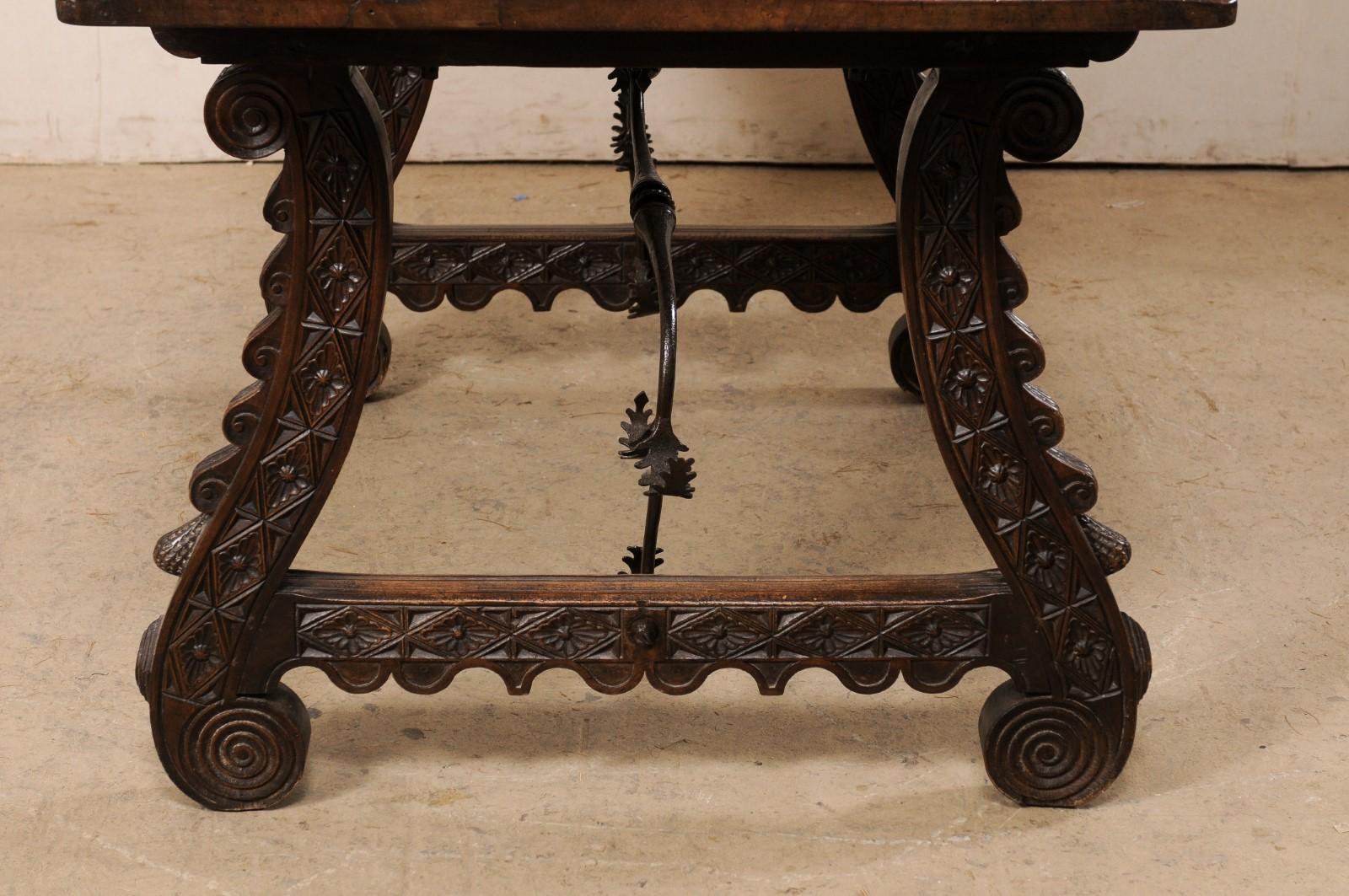 Table italienne du XVIIIe siècle avec pieds à tréteaux sculptés et brancards en fer forgé de manière élégante en vente 4