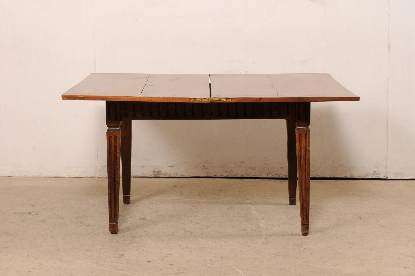 Table italienne du XVIIIe siècle avec plateau amovible et pieds sculptés en forme de flûte en vente 7