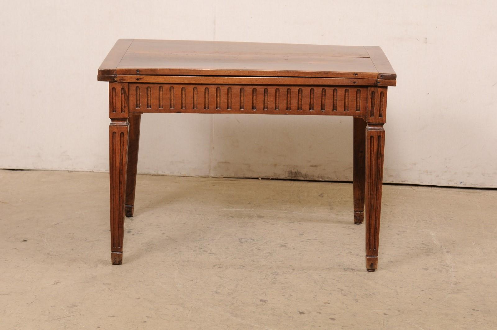 18th C. Italian Table w/Expandable Top and Flute-Carved Apron & Legs For Sale 1