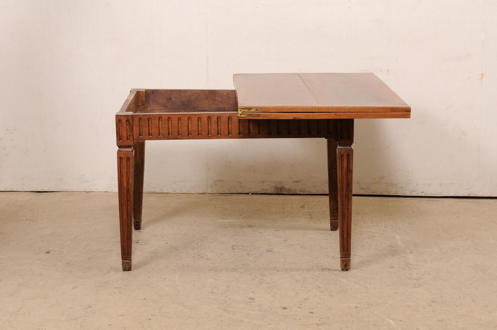 Table italienne du XVIIIe siècle avec plateau amovible et pieds sculptés en forme de flûte en vente 2