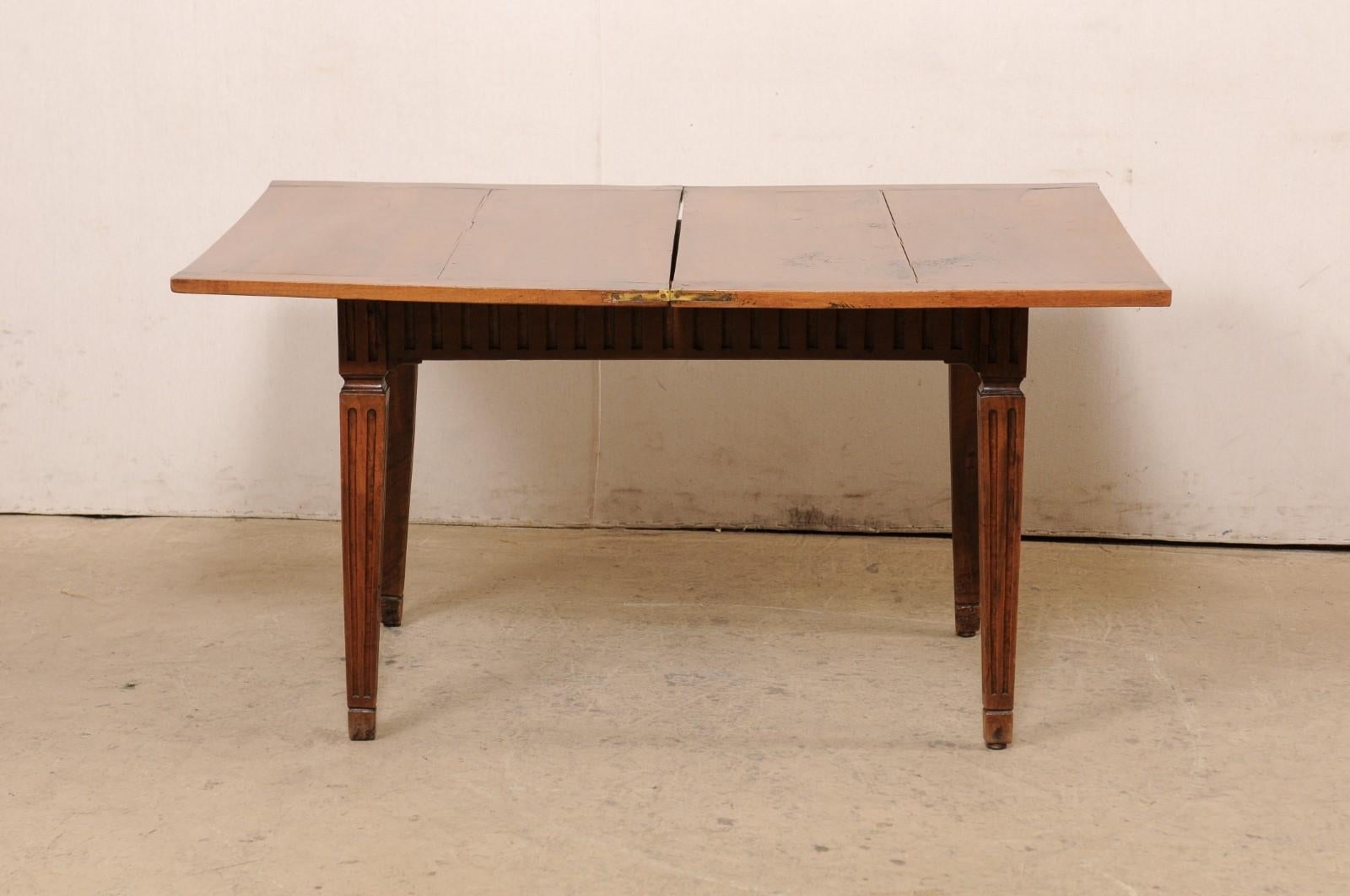 Table italienne du XVIIIe siècle avec plateau amovible et pieds sculptés en forme de flûte en vente 3