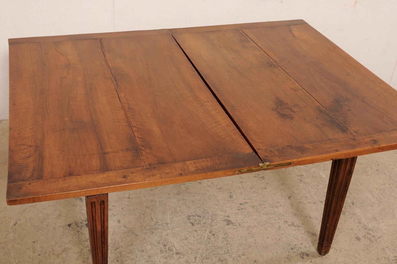 Table italienne du XVIIIe siècle avec plateau amovible et pieds sculptés en forme de flûte en vente 4