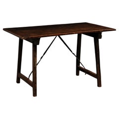 Mesa "o escritorio" italiano del siglo XVIII con pata de caballete de nogal y camilla de hierro