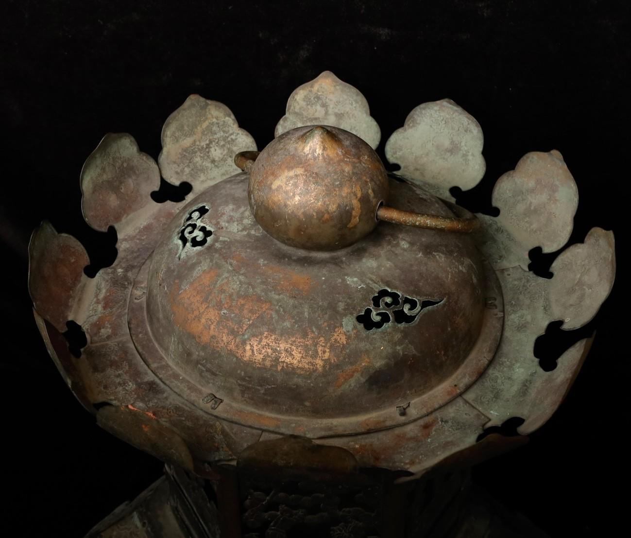 Sehr schöne und seltene buddhistische Tempellaterne von hoher Qualität. Starker Aufbau mit vielen komplizierten Details. 
Vergoldete Bronze.   
Sehr guter Originalzustand mit  Einige erwartete Abschürfungen, bestimmte Bereiche sind durch den