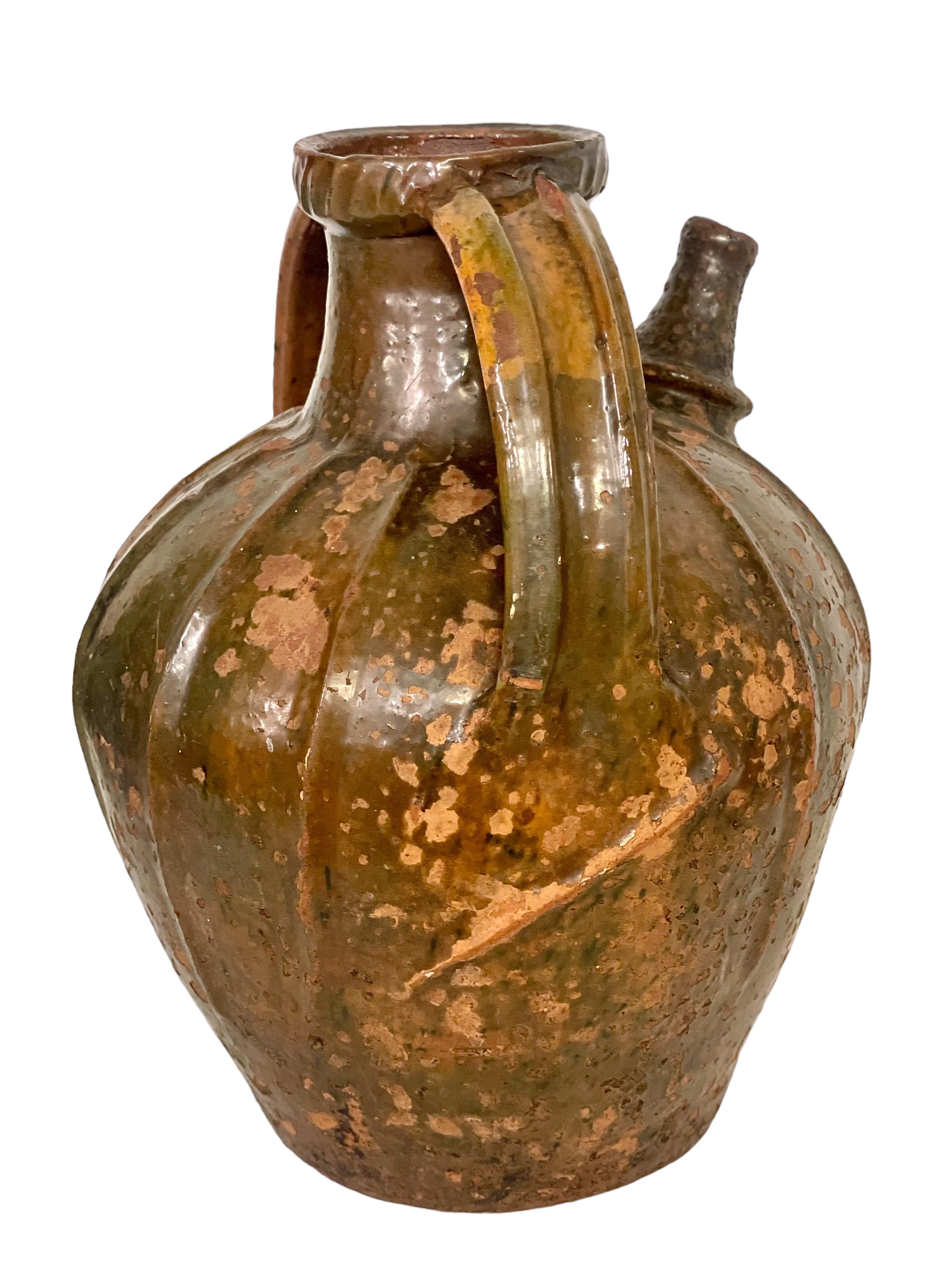 18th C. Large Glazed Terracotta Walnut Oil Jug with Two Side Handles In Good Condition For Sale In LA CIOTAT, FR