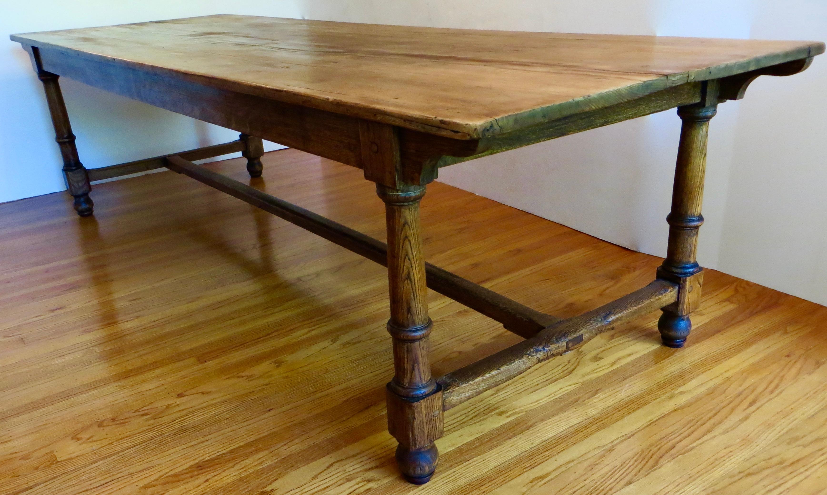18th century, hard to find large size and solidly well made Georgian provincial dining table made in England, circa 1790. This triple plank hardwood top comfortably accommodates 10 dining chairs with it's 9' 6