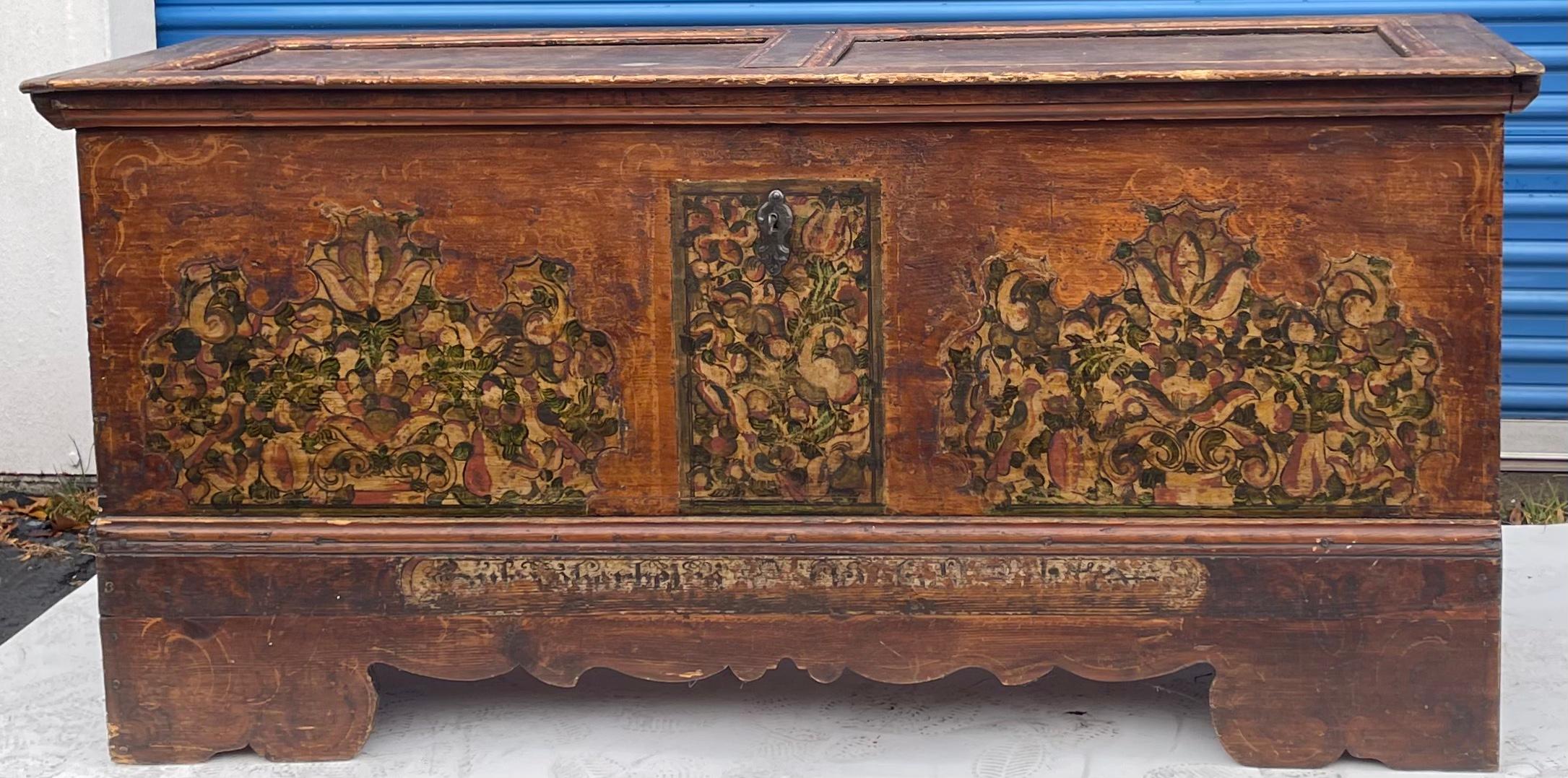 18th-C. Coffre ou malle en pin continental/suédois peint à la main à grande échelle en vente 3