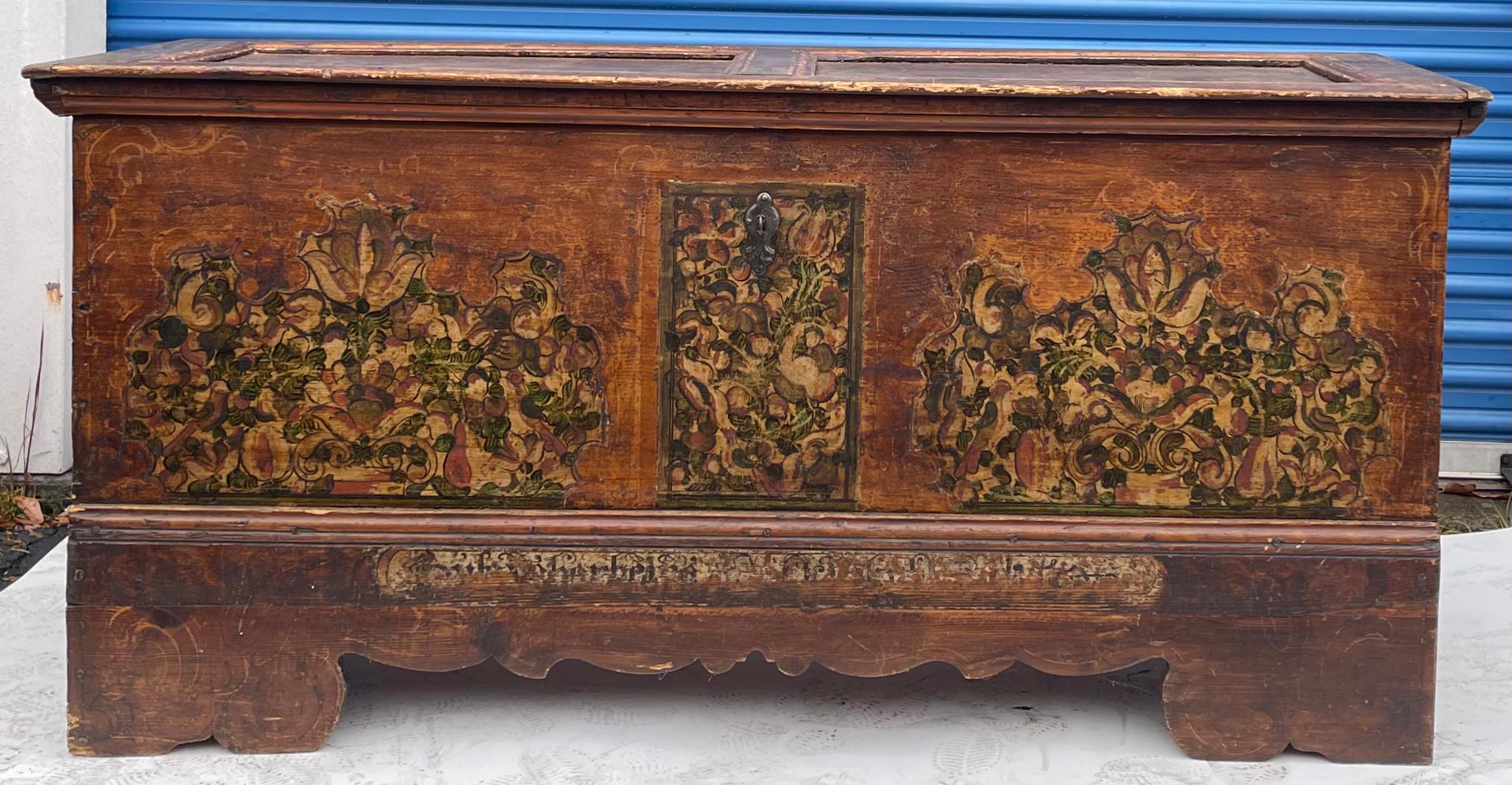 Européen 18th-C. Coffre ou malle en pin continental/suédois peint à la main à grande échelle en vente