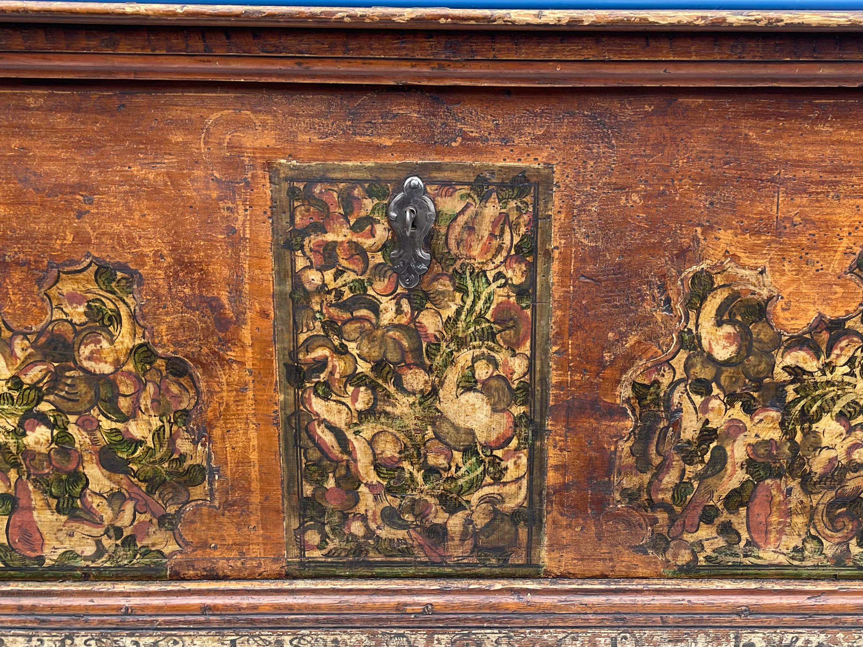 XVIIIe siècle 18th-C. Coffre ou malle en pin continental/suédois peint à la main à grande échelle en vente