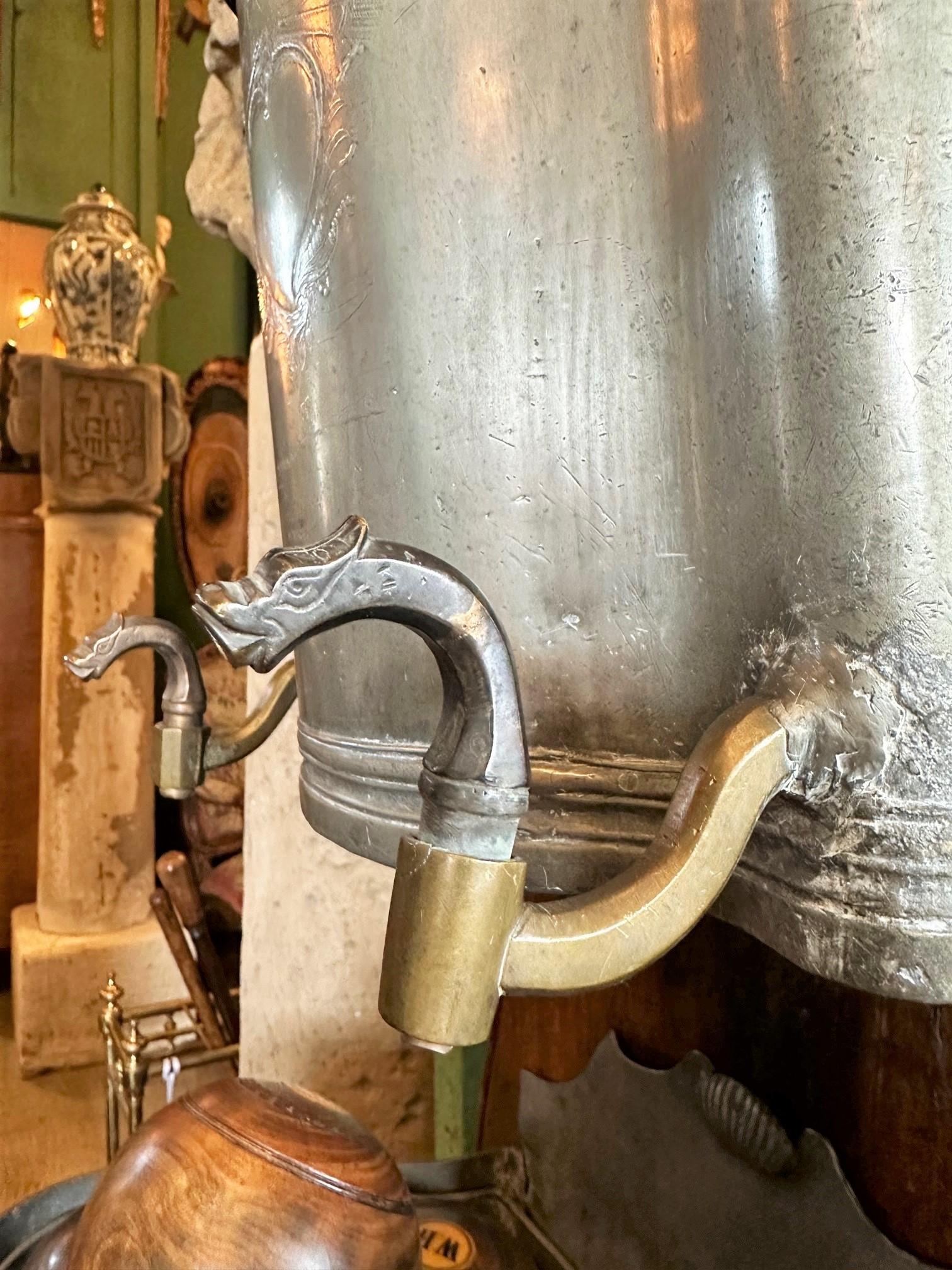 18. Jh. Lavabo Wandbrunnen Zinnbecken Waschbecken auf handgeschnitztem Stand aus Holz Antik im Angebot 5