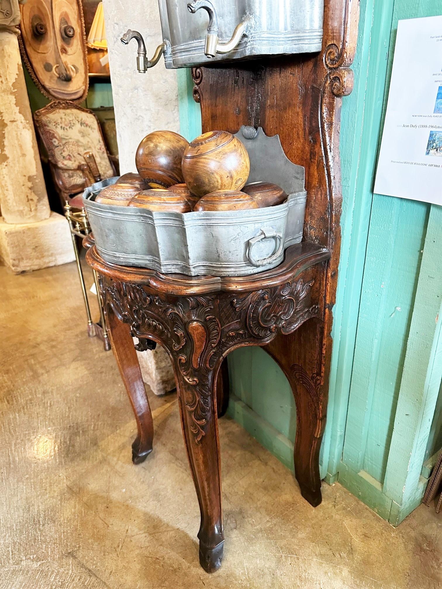 18. Jh. Lavabo Wandbrunnen Zinnbecken Waschbecken auf handgeschnitztem Stand aus Holz Antik im Angebot 6