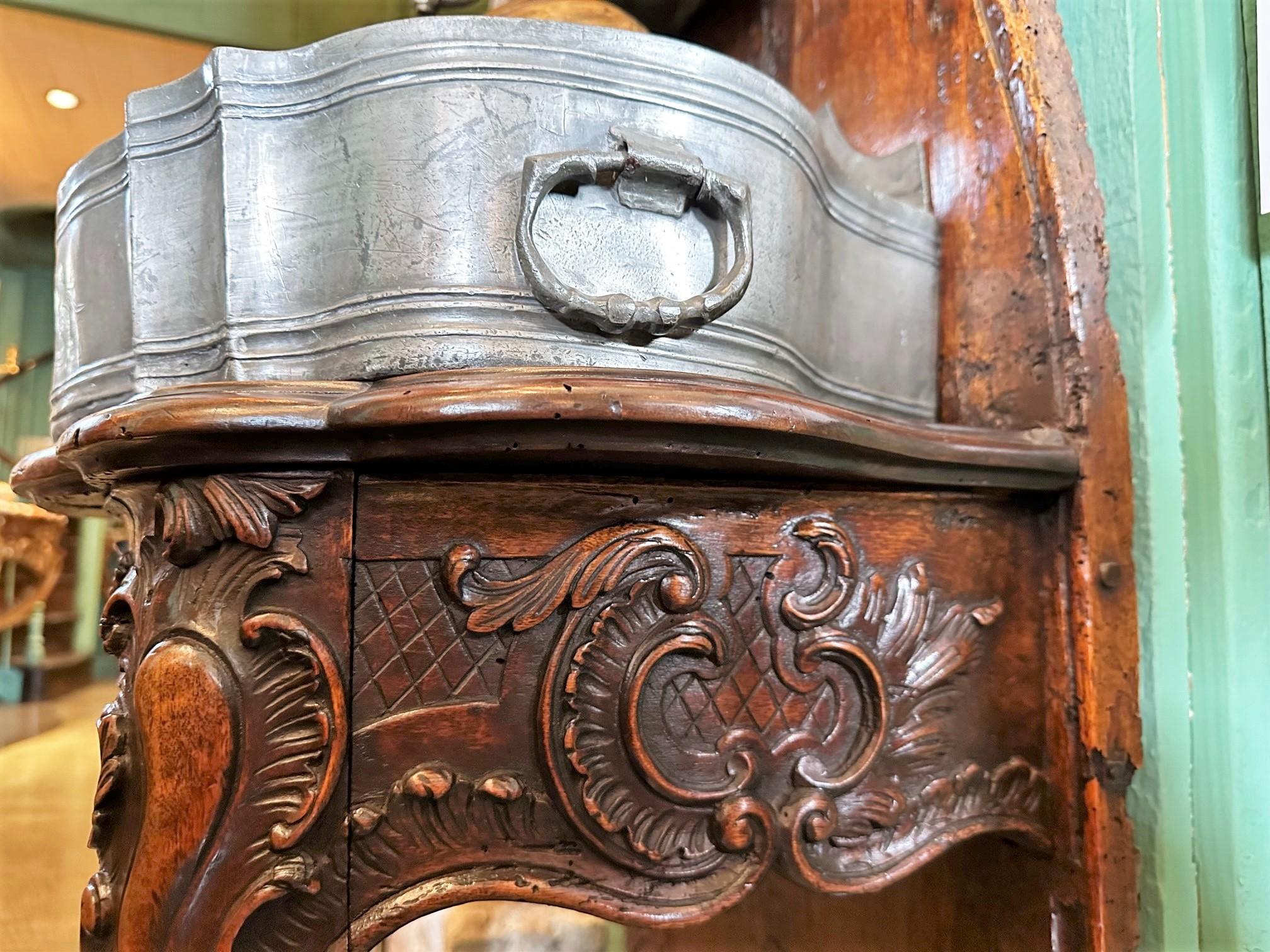 18. Jh. Lavabo Wandbrunnen Zinnbecken Waschbecken auf handgeschnitztem Stand aus Holz Antik im Angebot 9