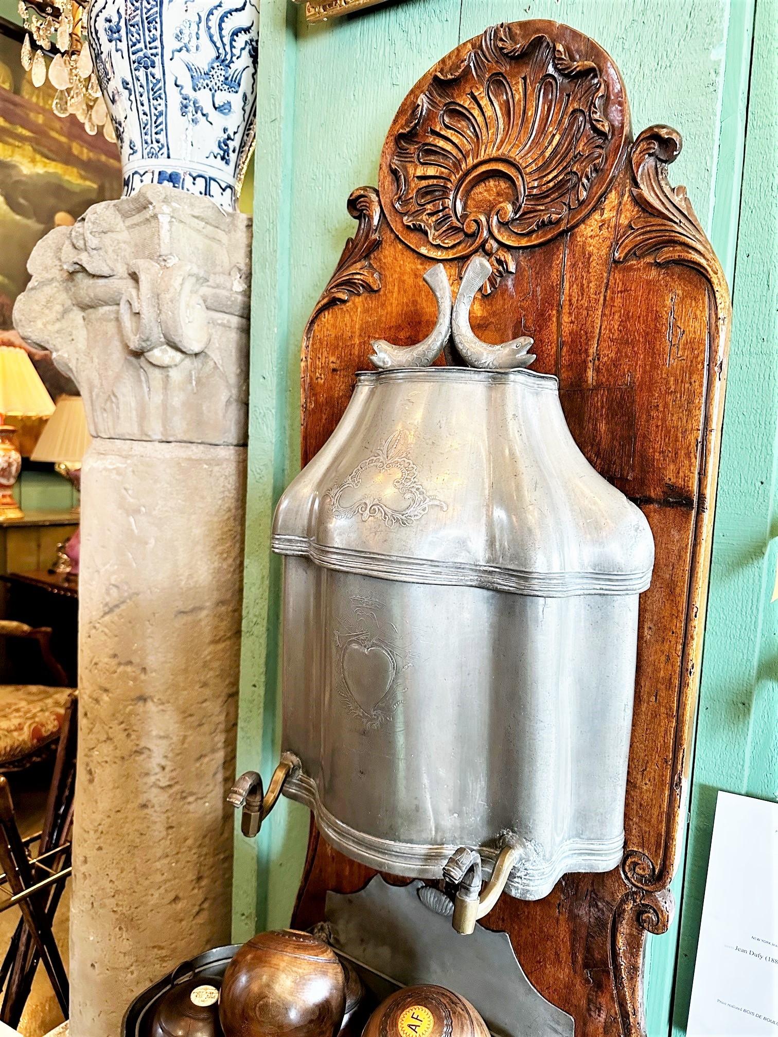18. Jh. Lavabo Wandbrunnen Zinn Waschbecken auf handgeschnitztem Holzständer Antik . Imposante 18. Jahrhundert Louis XV der Zeit Lavabo in Hand geschnitzt Nussbaum mit Original-Zinn-Becken und Armaturen Wasserhahn und Stand. aus der Mitte des 18.