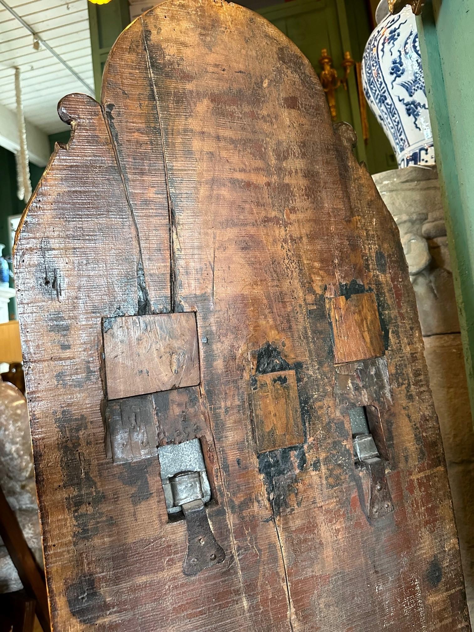 18. Jh. Lavabo Wandbrunnen Zinnbecken Waschbecken auf handgeschnitztem Stand aus Holz Antik im Angebot 12