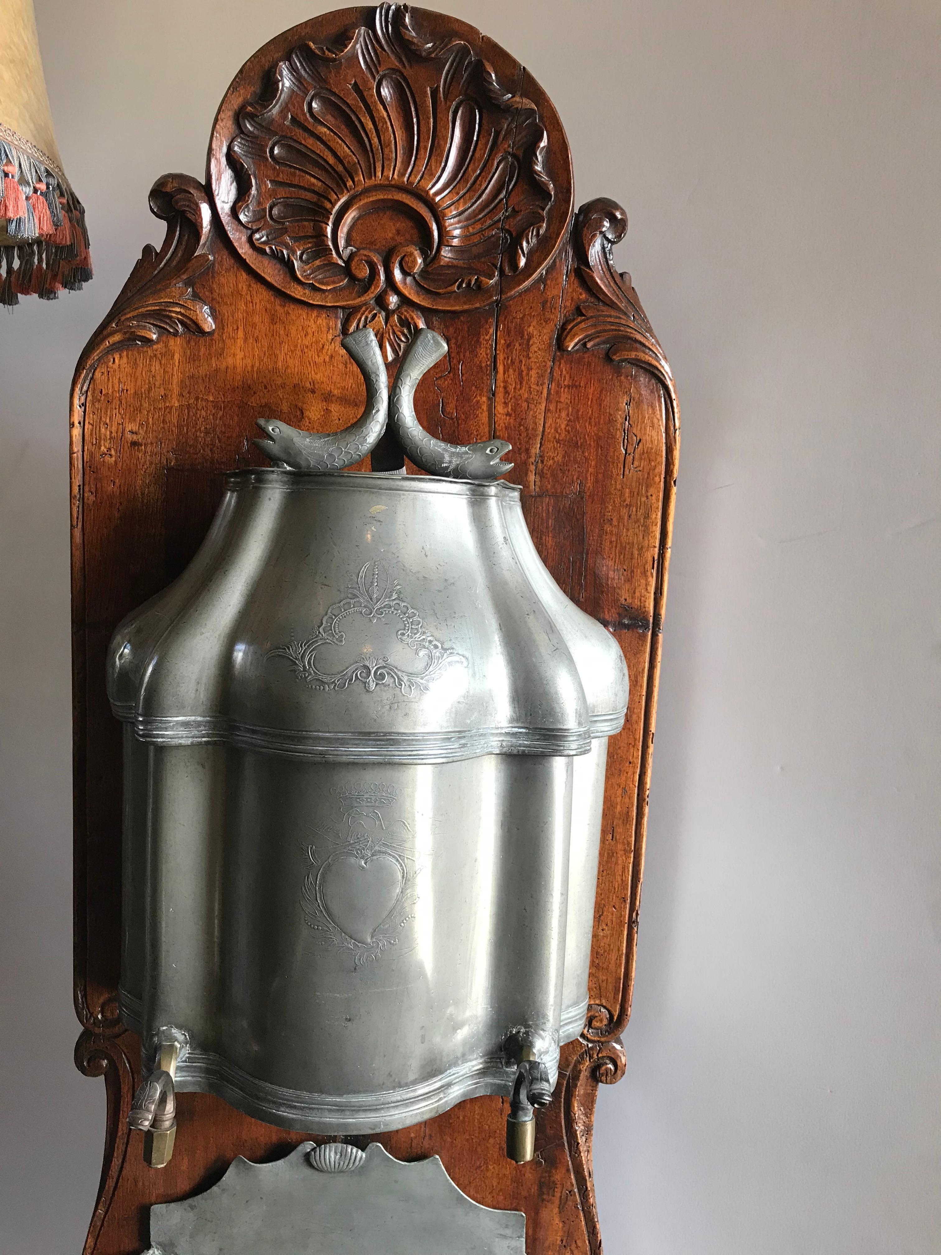 18. Jh. Lavabo Wandbrunnen Zinnbecken Waschbecken auf handgeschnitztem Stand aus Holz Antik (Louis XV.) im Angebot