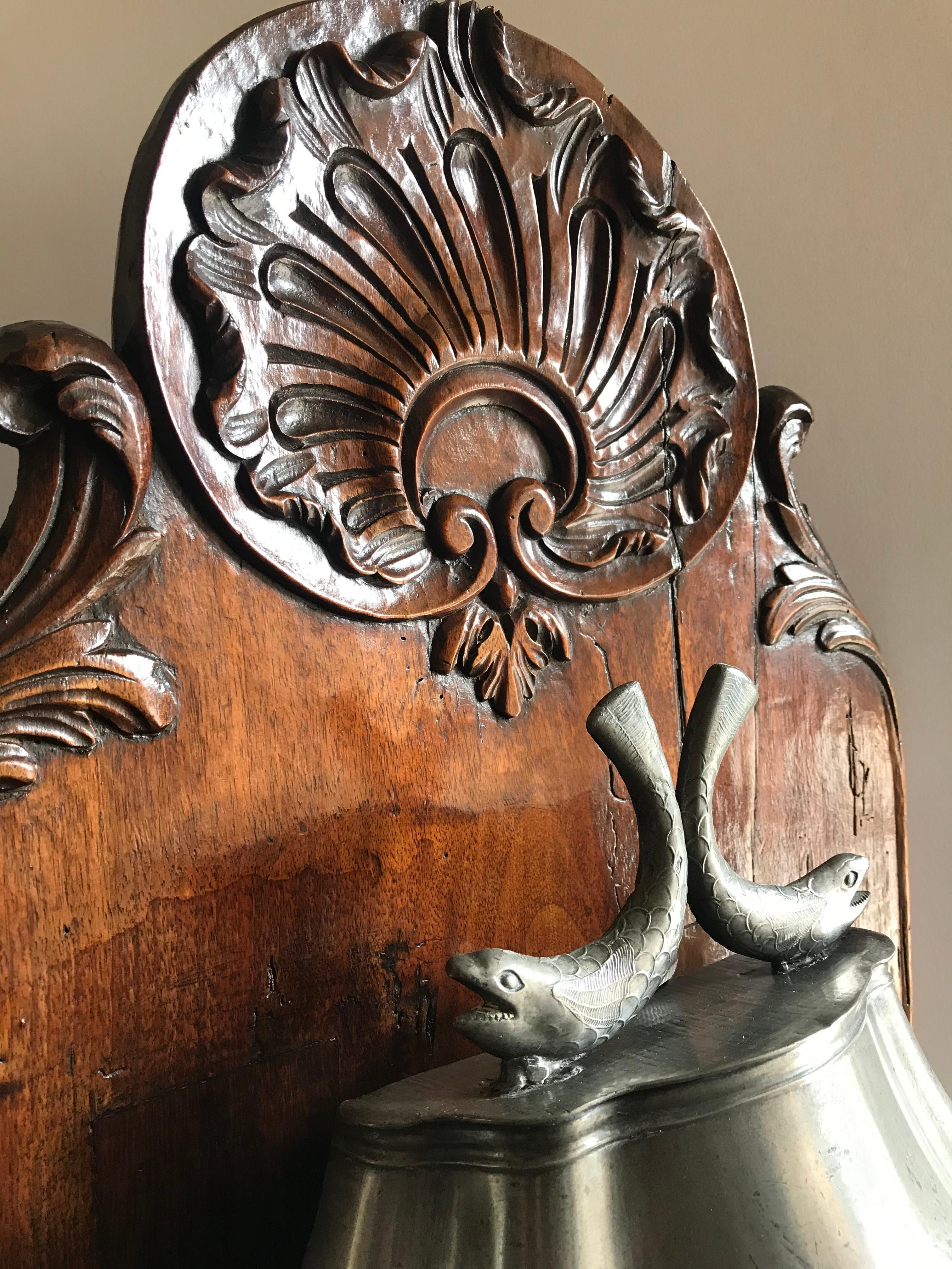 18. Jh. Lavabo Wandbrunnen Zinnbecken Waschbecken auf handgeschnitztem Stand aus Holz Antik (Französisch) im Angebot