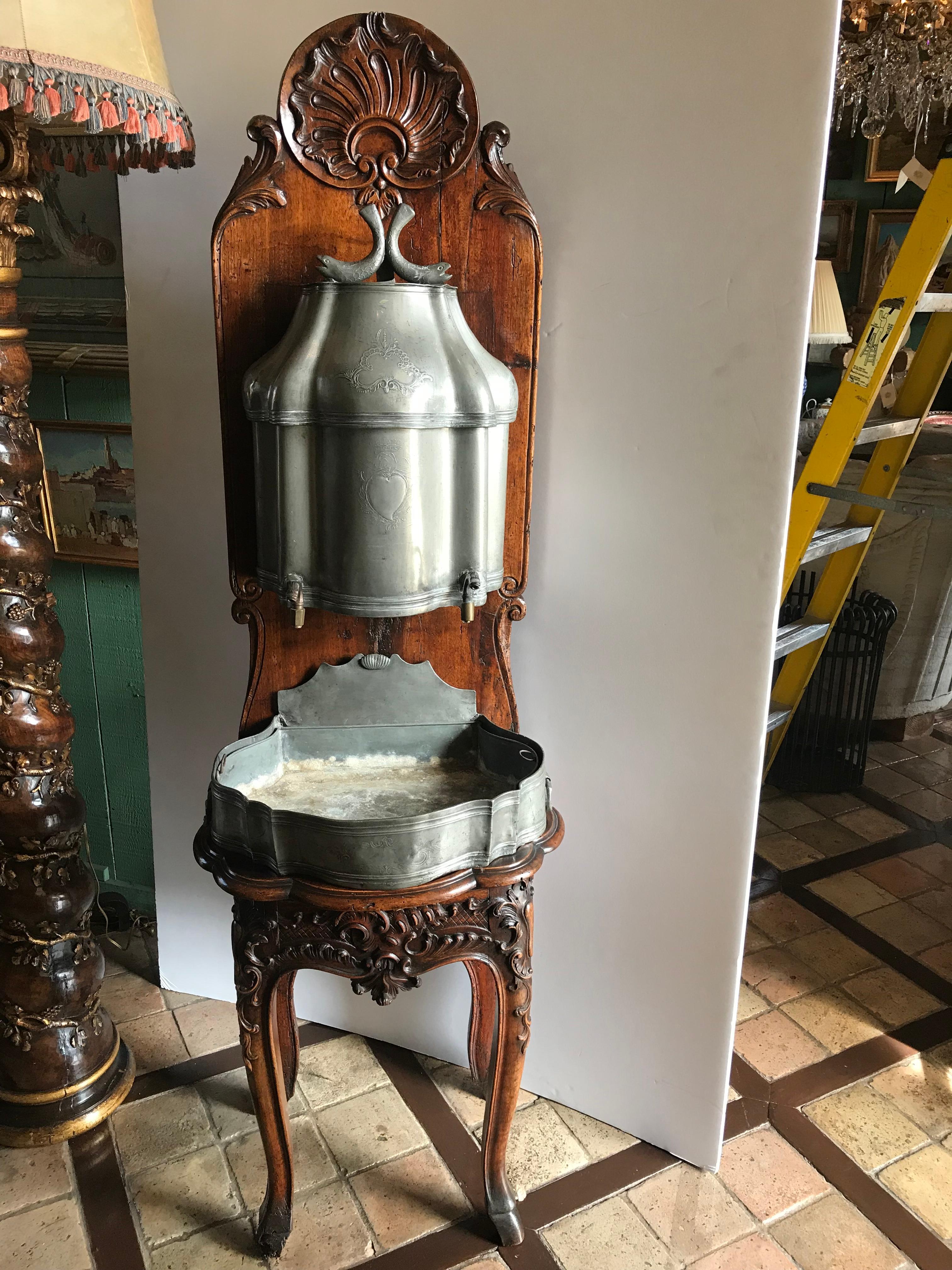 18. Jh. Lavabo Wandbrunnen Zinnbecken Waschbecken auf handgeschnitztem Stand aus Holz Antik im Zustand „Gut“ im Angebot in West Hollywood, CA