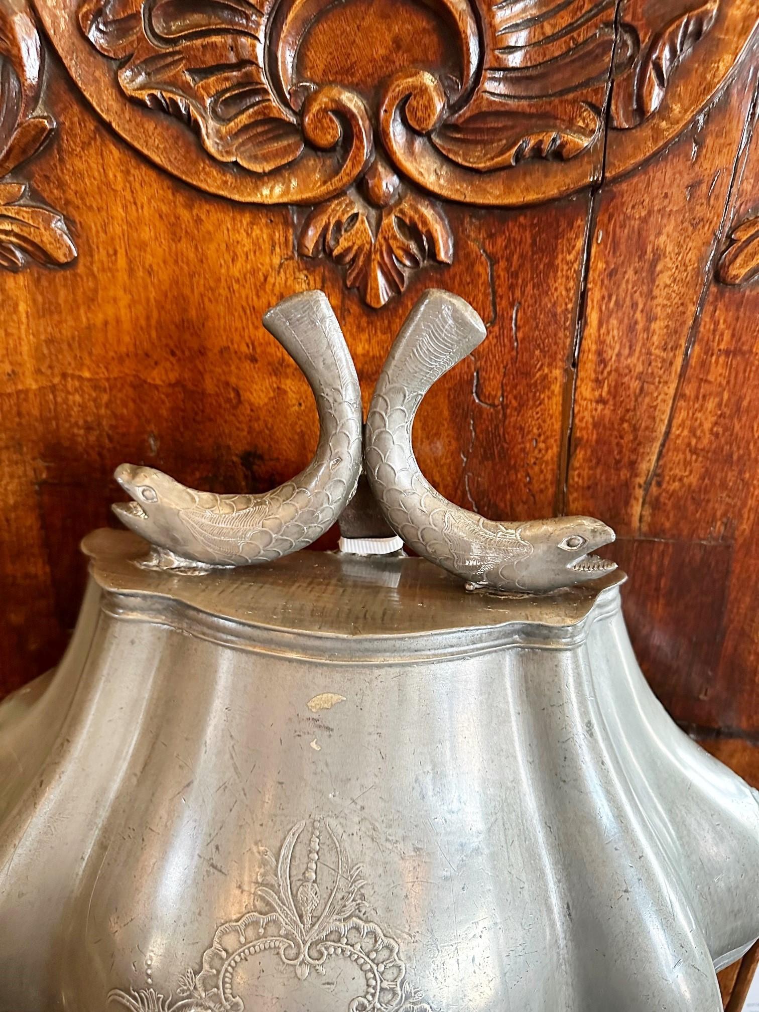 18. Jh. Lavabo Wandbrunnen Zinnbecken Waschbecken auf handgeschnitztem Stand aus Holz Antik im Angebot 1