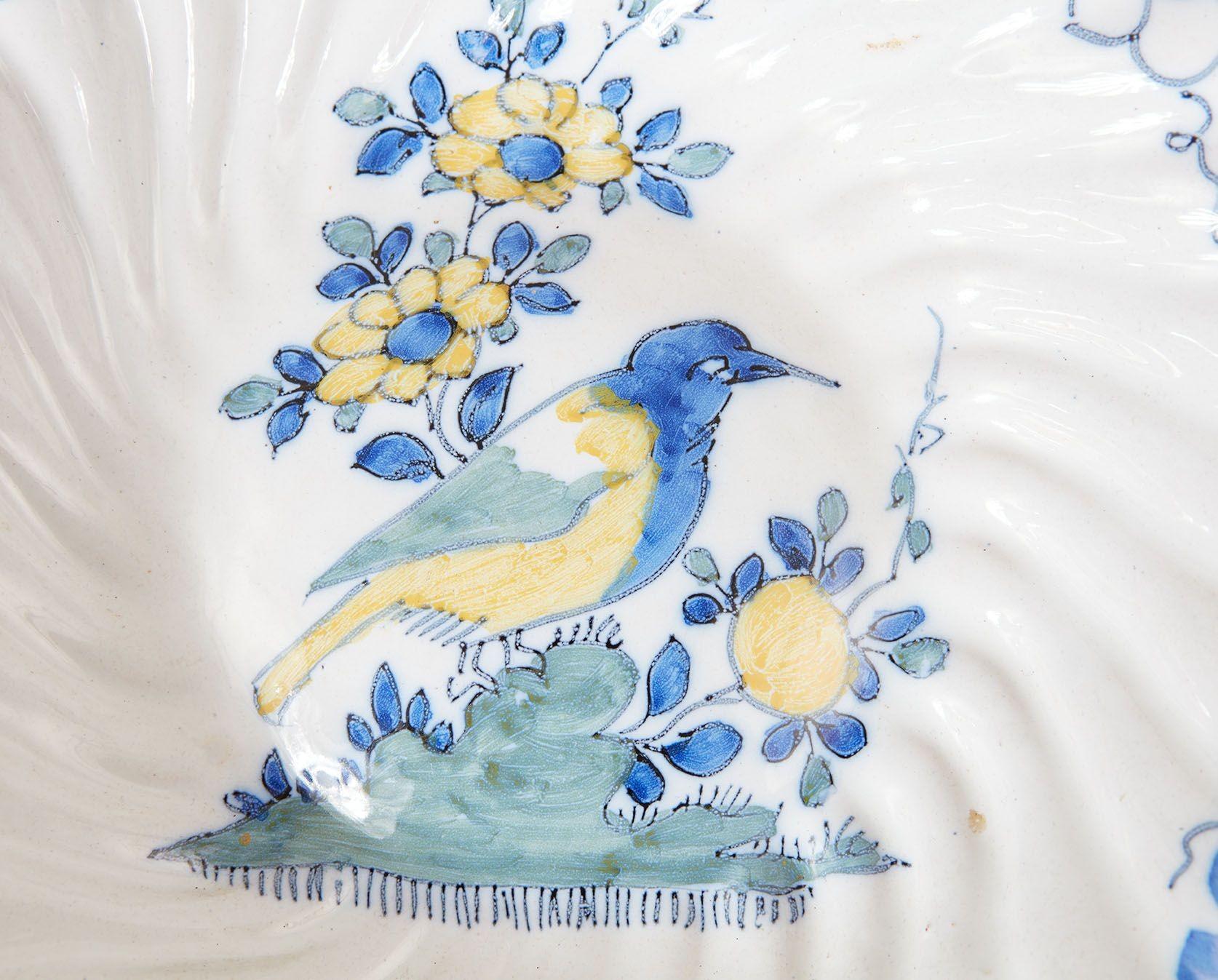 Italiano XVIII sec. Piatto a lobi Bluebird in vendita