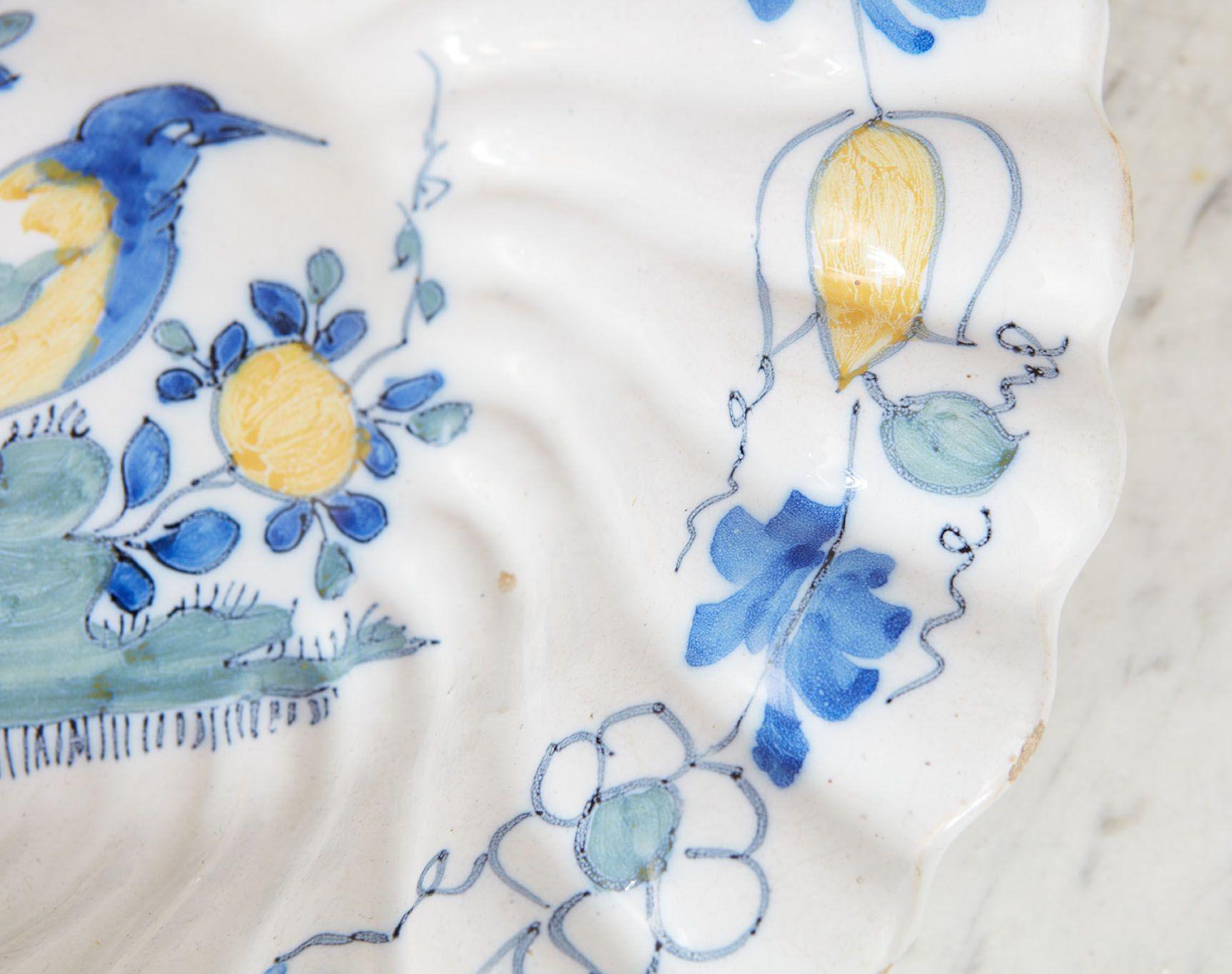 Fino al XVIII secolo XVIII sec. Piatto a lobi Bluebird in vendita