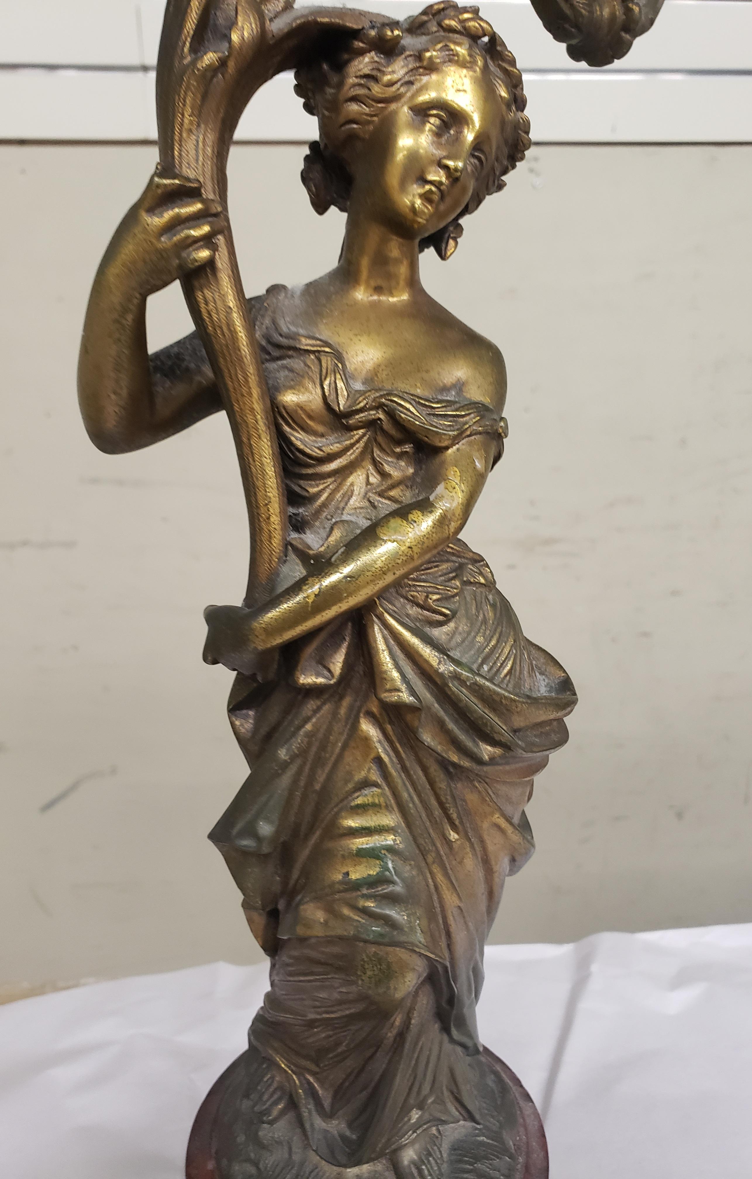 Figuraler Louis-Philippe-Kandelaber aus Bronze und Goldbronze mit weißem und rotem Marmor aus dem 18. Jahrhundert im Zustand „Gut“ im Angebot in Germantown, MD