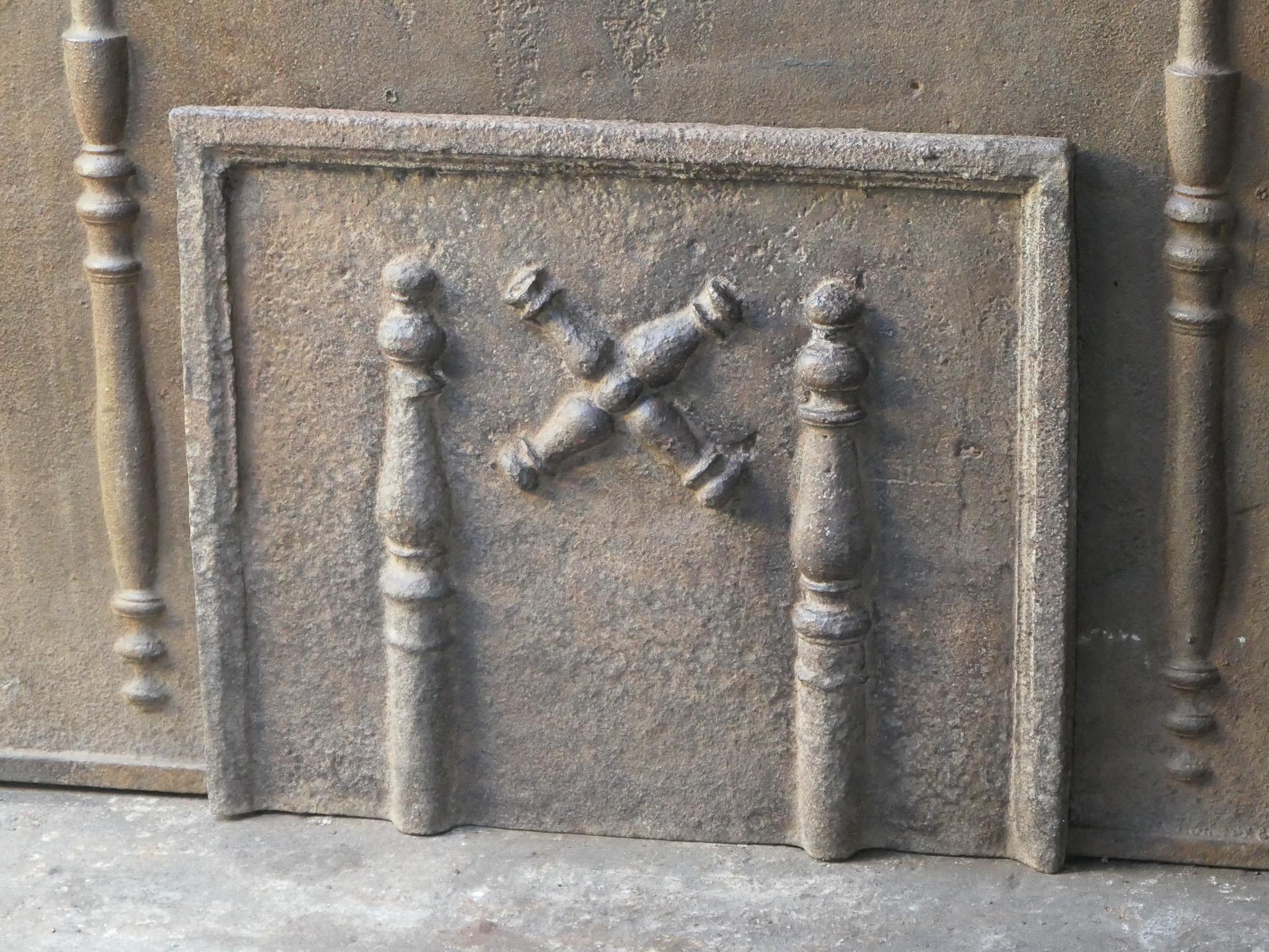 18th C. Louis XIV 'Pillars with Saint Andrew's Cross' Fireback / Backsplash In Good Condition For Sale In Amerongen, NL