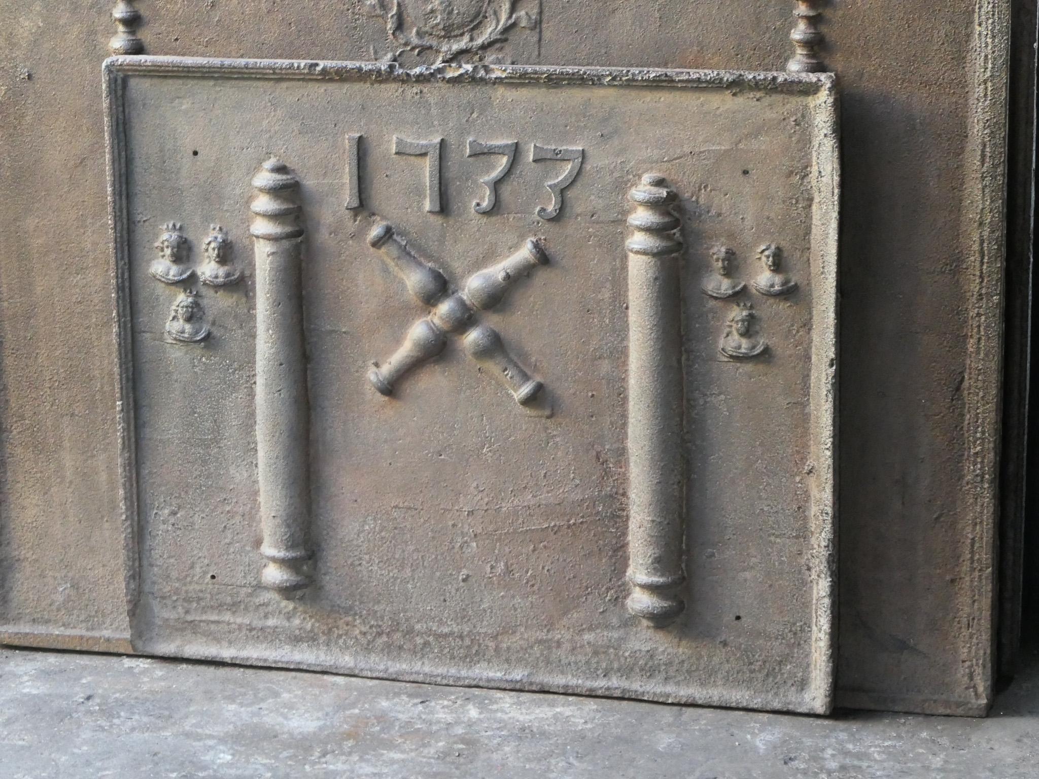 18th C. Louis XIV 'Pillars with Saint Andrew's Cross' Fireback / Backsplash In Good Condition For Sale In Amerongen, NL