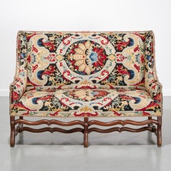 Canapé provincial de nogal Luis XIV del s. XVIII, tapizado por A. Pinto