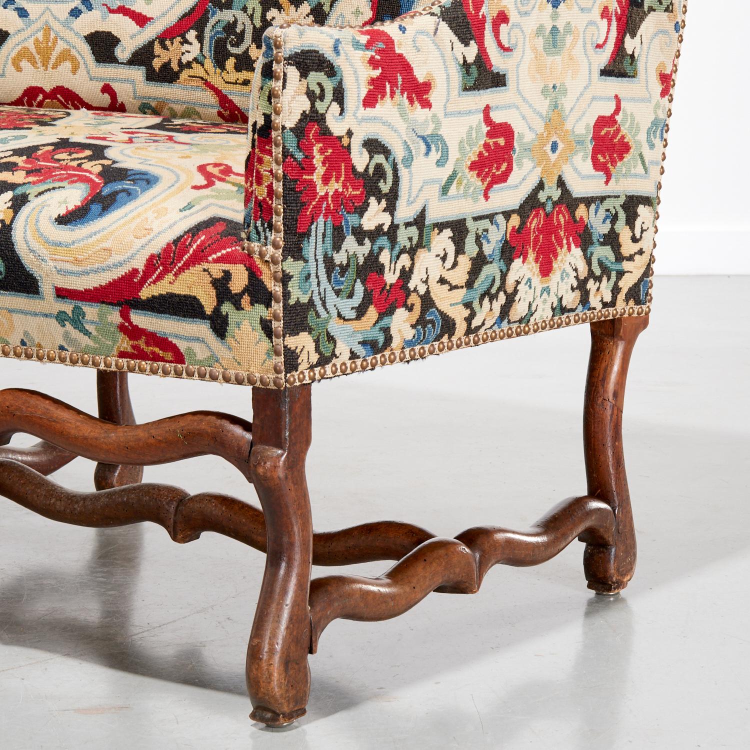 18ème C. Provincial Louis XIV Canapé à l'Oreille en noyer, tapissé par A.I.C. Bon état - En vente à Morristown, NJ
