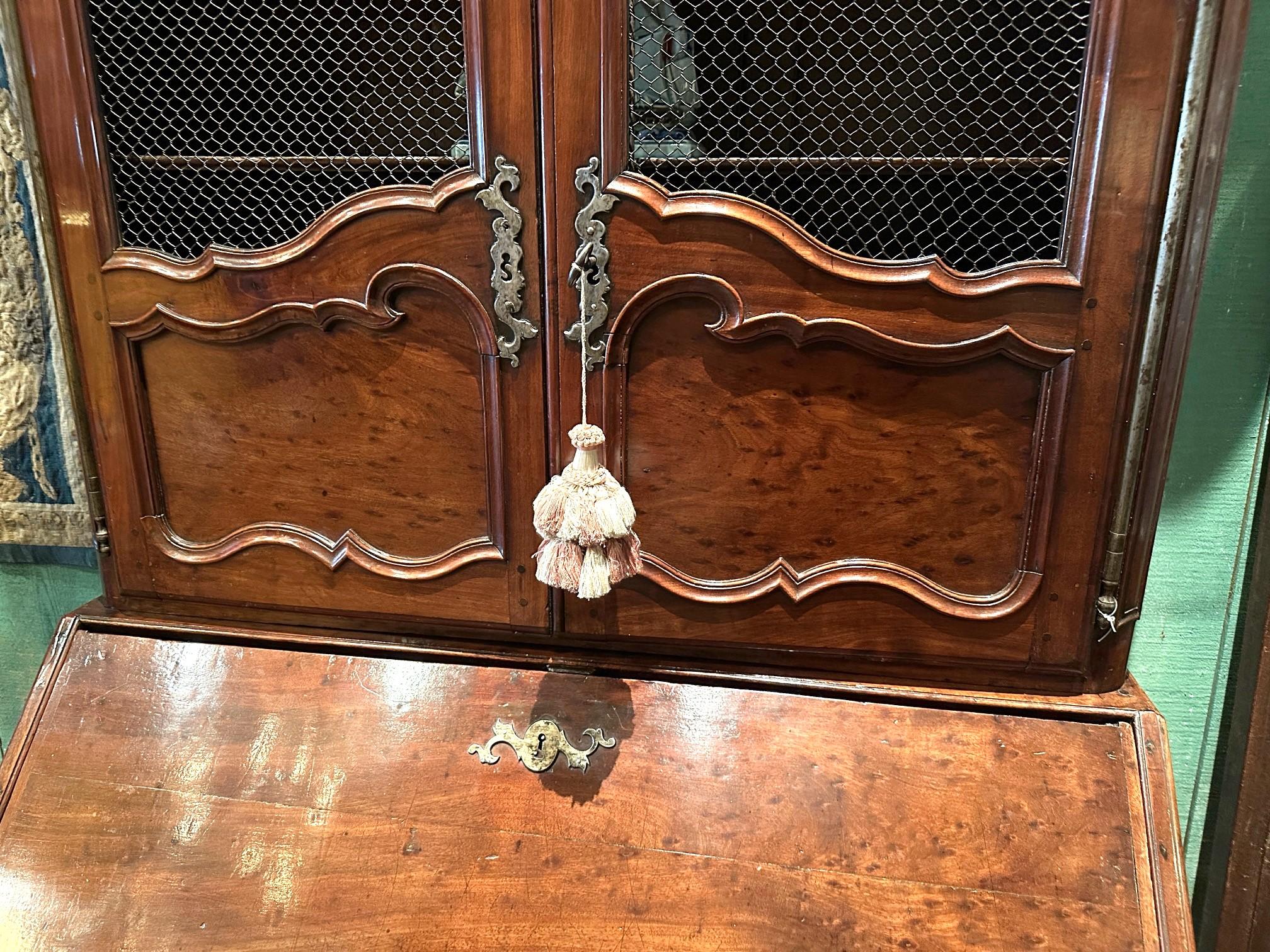18° C. Luigi XV Bureau Scriban Bibliothèque Secretary Cabinet Mahogany Antique In condizioni discrete in vendita a West Hollywood, CA