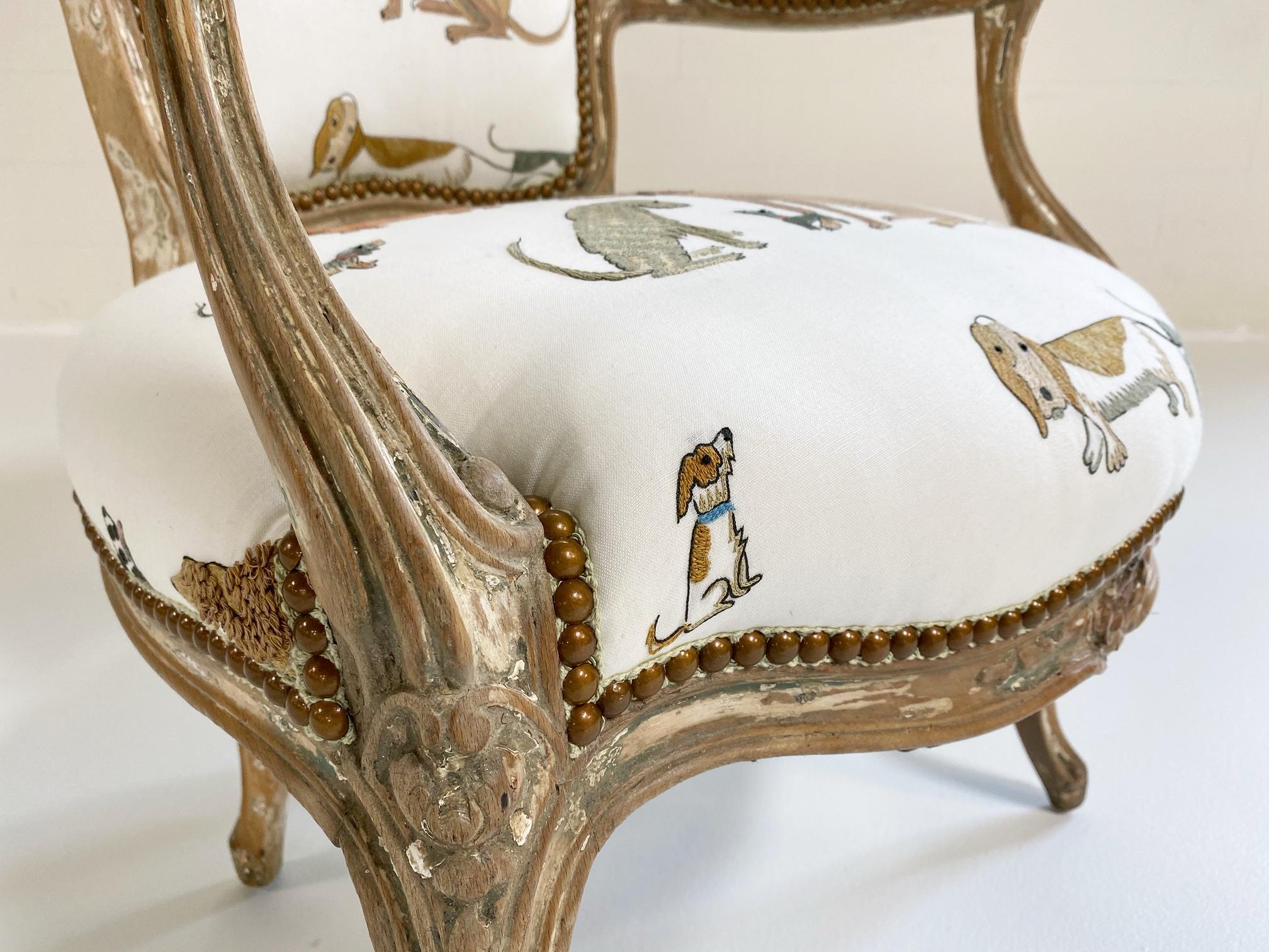 18th Century Louis XV Fauteuil in Chelsea Textiles 'Dogs Socialising' In Good Condition In SAINT LOUIS, MO