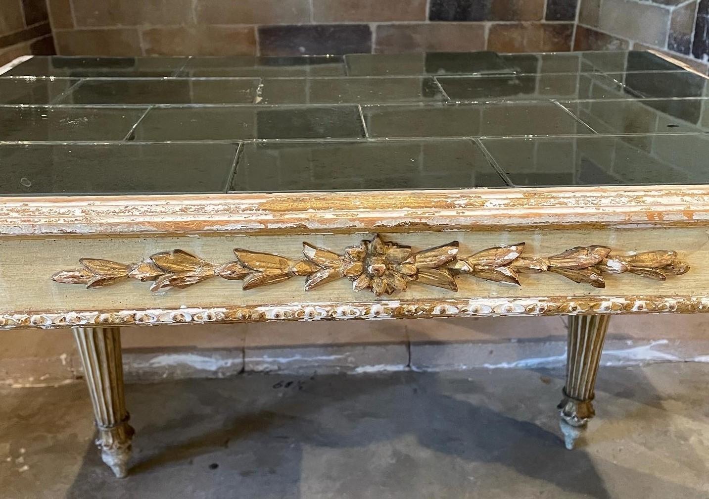 Luigi XV Tavolo in legno dorato intagliato di Marie Antoinette del XVIII secolo in vendita