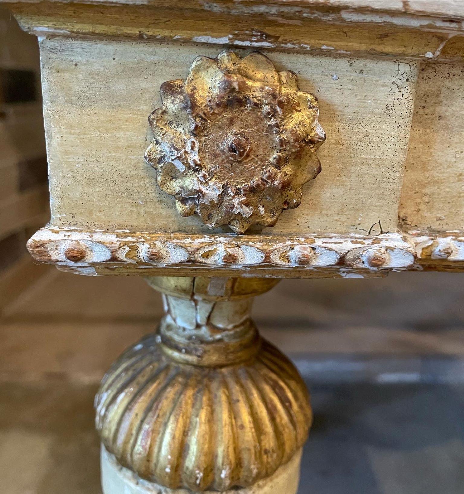 Français Table en bois doré sculpté Marie-Antoinette du 18e siècle en vente