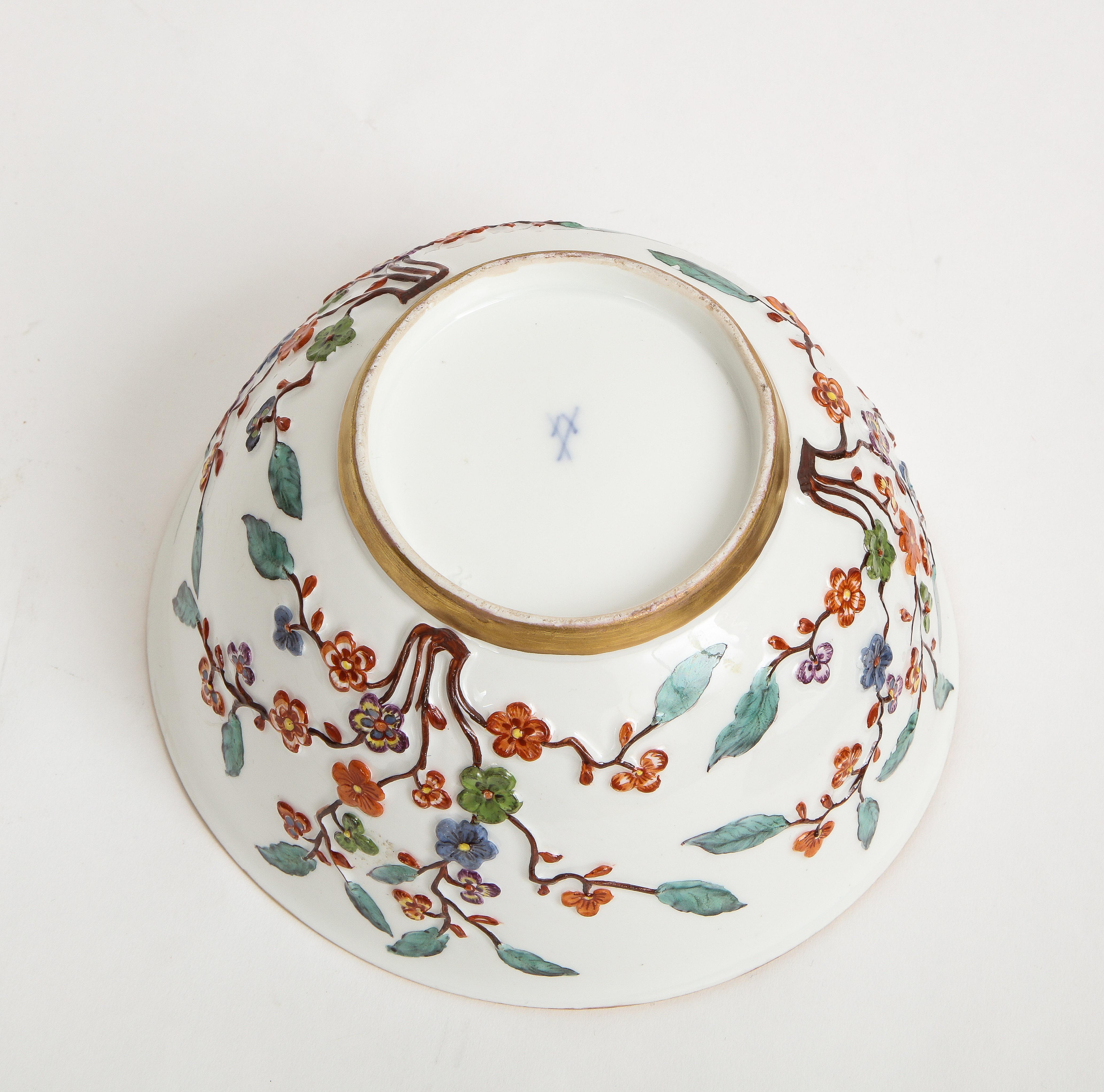 18. Jahrhundert Meissener Hausmaler verzierte Schale mit hochreliefierten mehrfarbigen Blumen (Porzellan) im Angebot