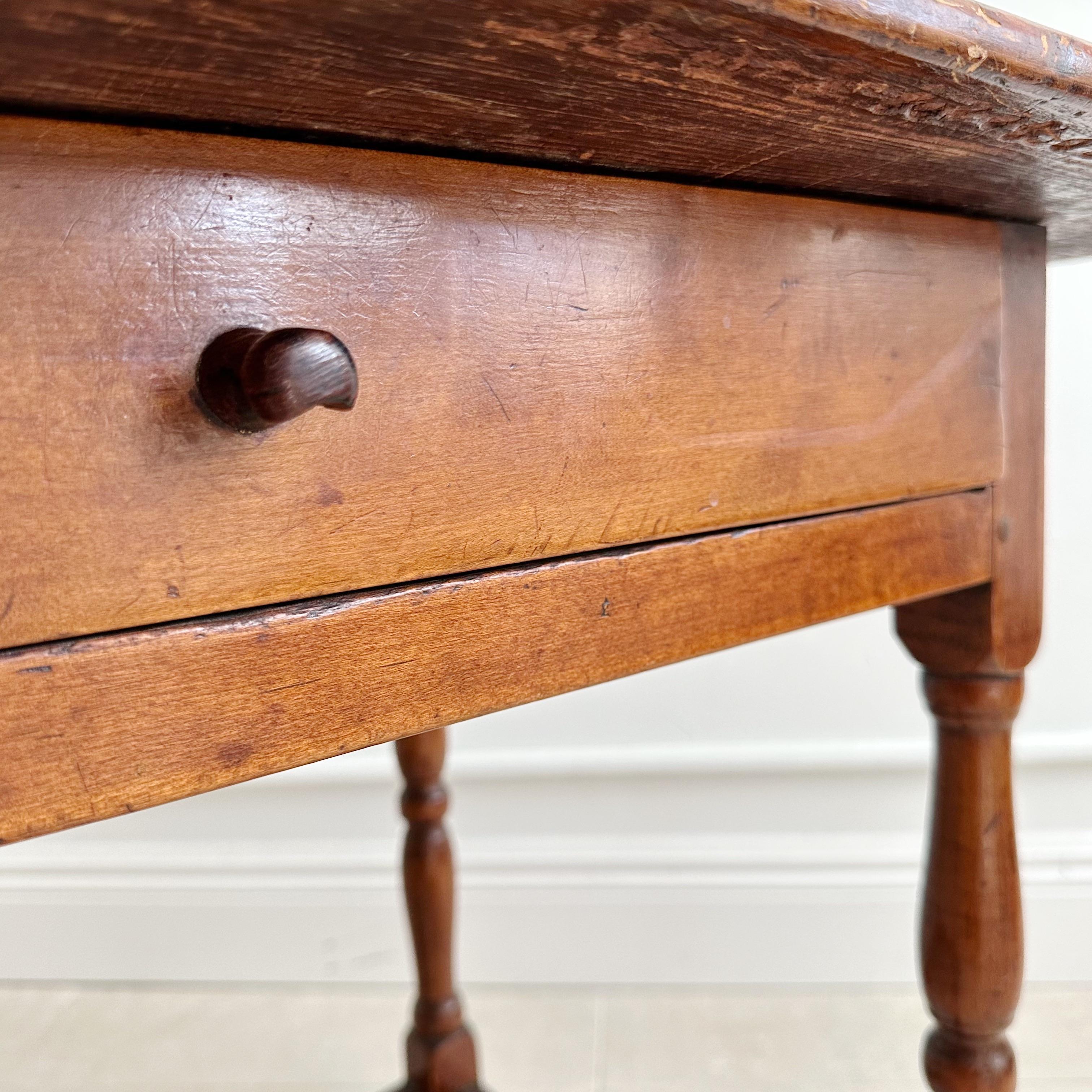 18th C New England Tavern Table In Good Condition For Sale In West Palm Beach, FL