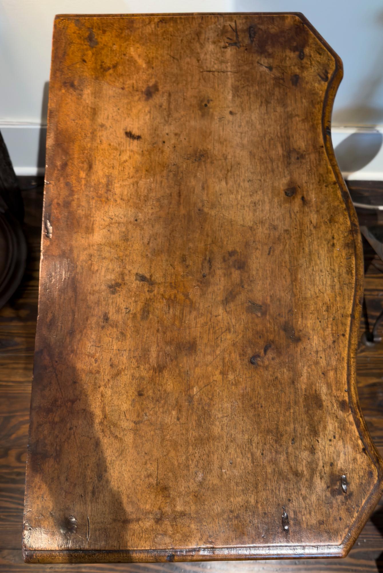 18th C North Italian Walnut, Serpentine Comodino / Small Commode For Sale 4