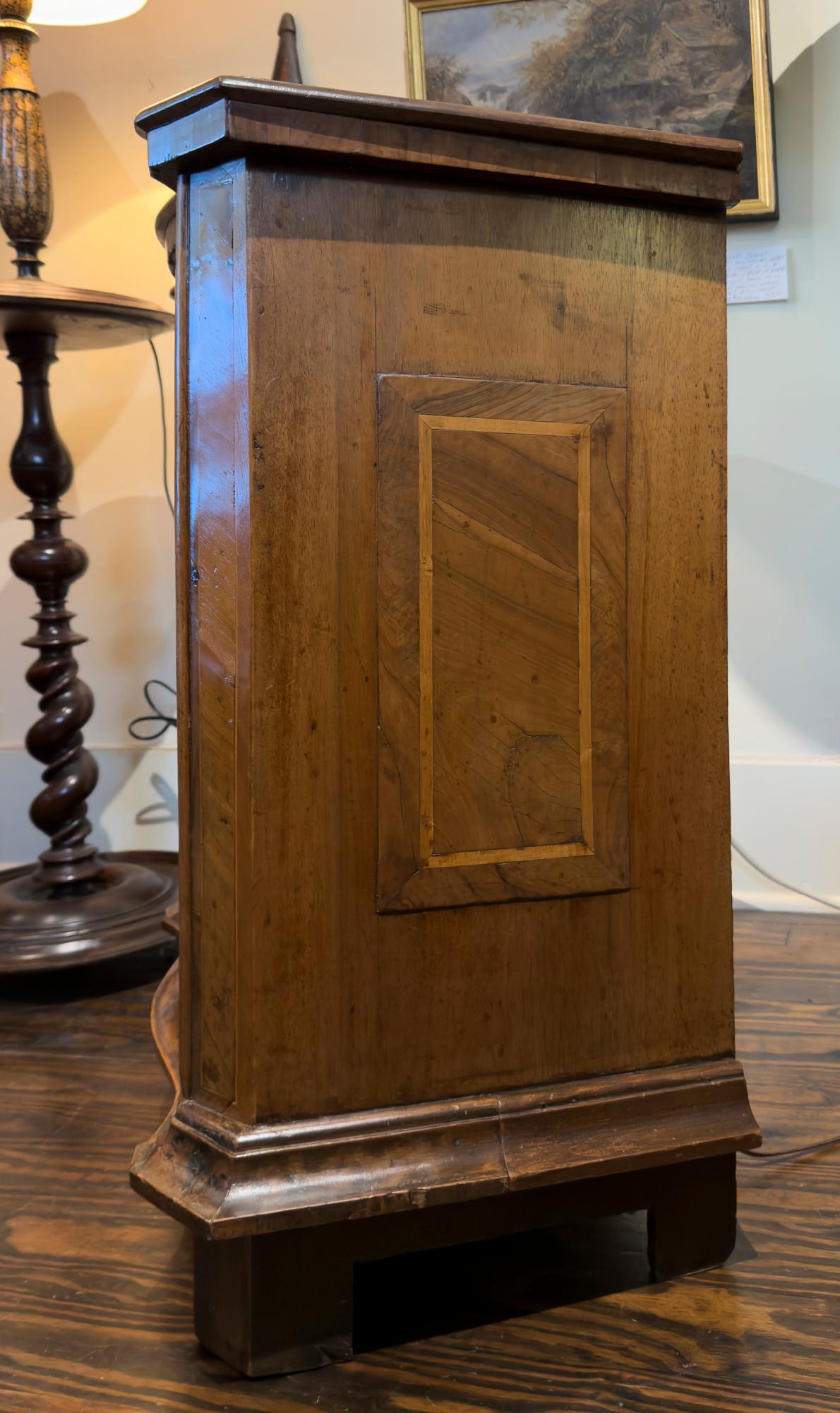 18th C North Italian Walnut, Serpentine Comodino / Small Commode For Sale 1