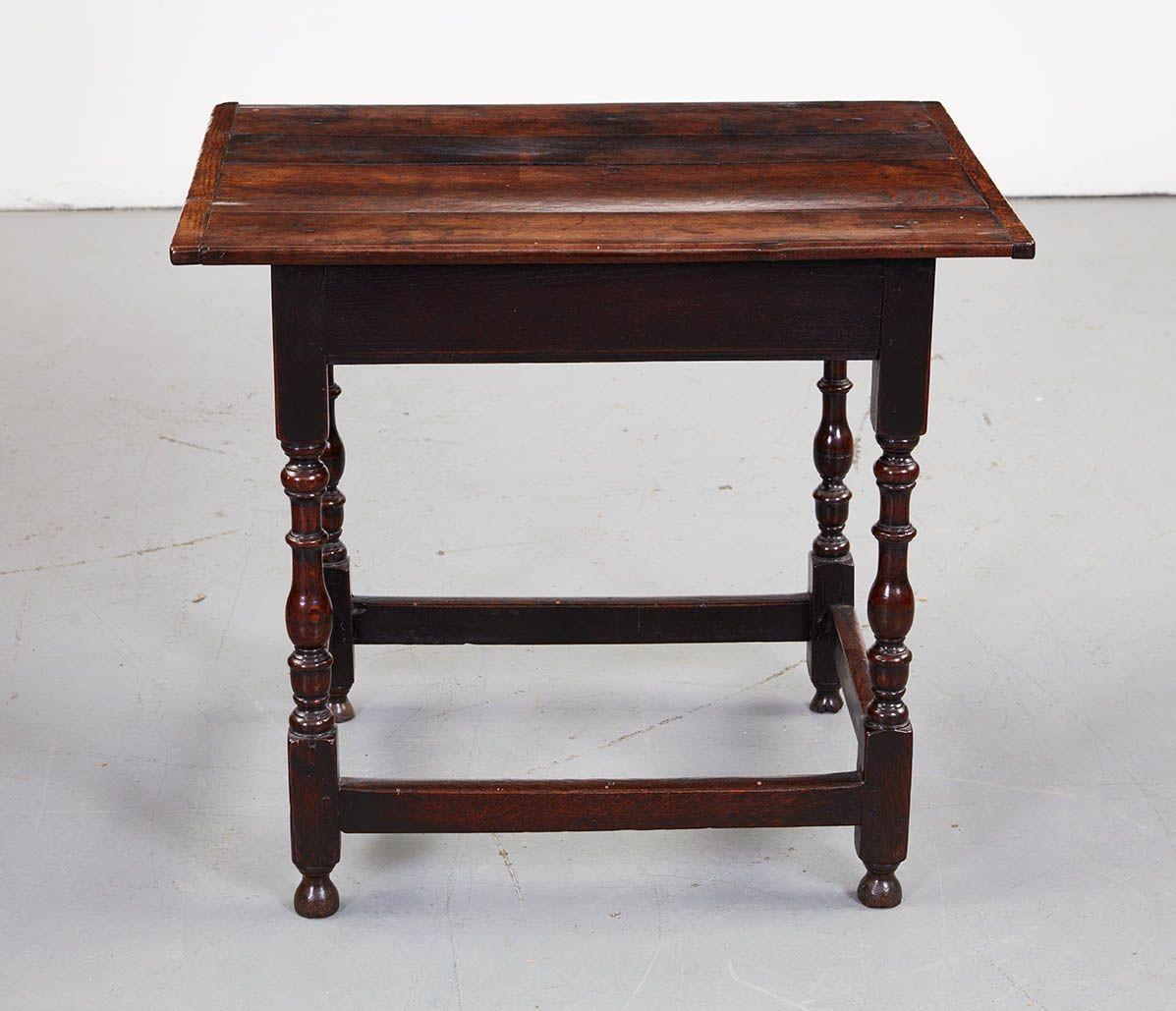Rechteckiger Tisch aus englischer Eiche aus dem 18. Jahrhundert mit einer geplankten Platte mit Endstollen über balusterförmig gedrechselten Beinen, die durch eine untere Kastenstreckung verbunden sind. Gute Farbe.