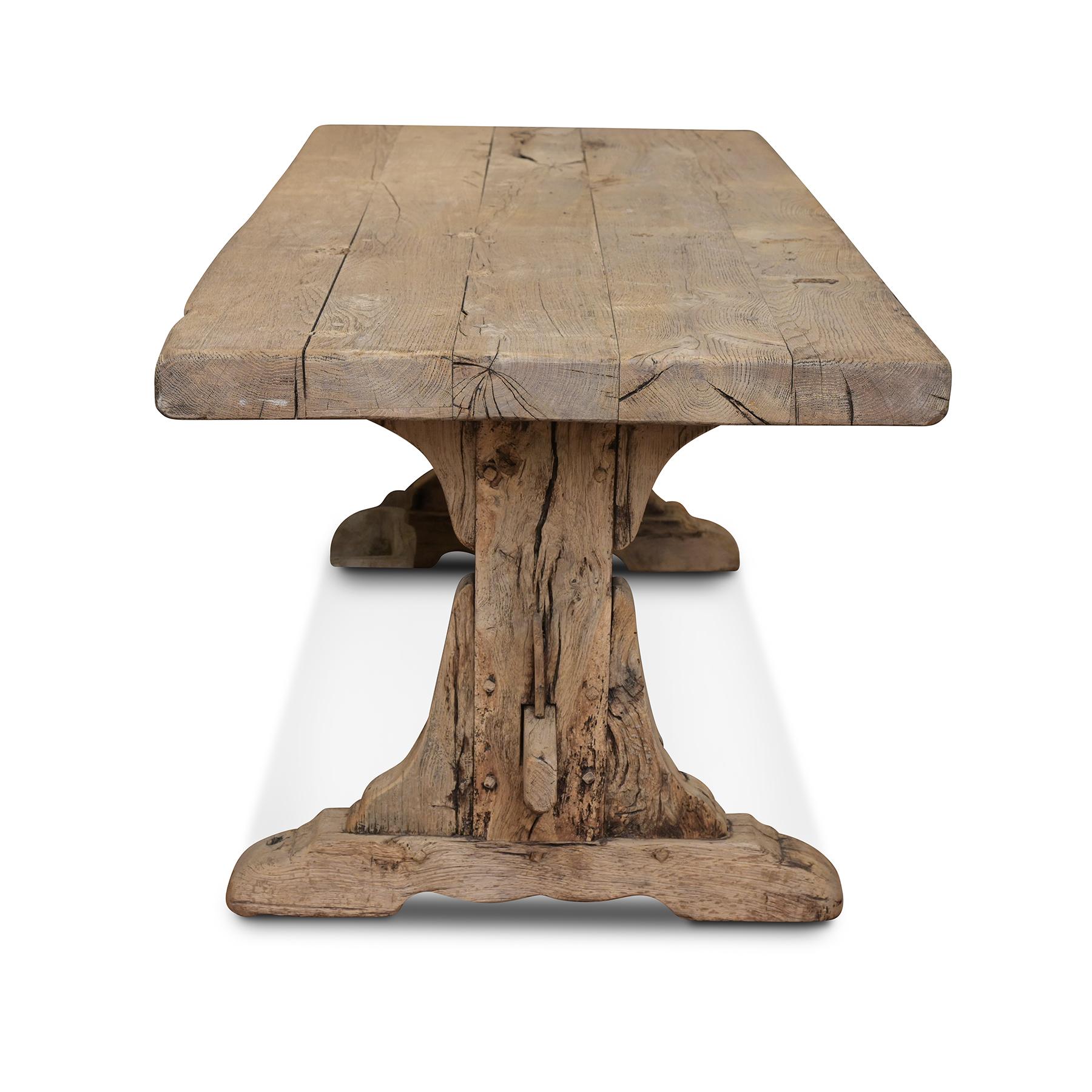 Très grande table à tréteaux en chêne anglais avec une superbe patine blanchie. Le plateau est constitué d'une solide construction en planches et d'une base en tréteaux. Une grande échelle pour les repas ou comme table de bureau surdimensionnée,