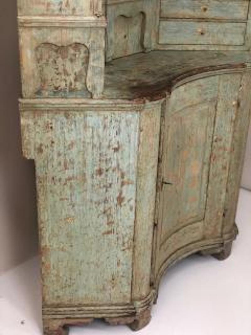18th C. Original Paint Corner Cupboard with Clock In Good Condition In Houston, TX