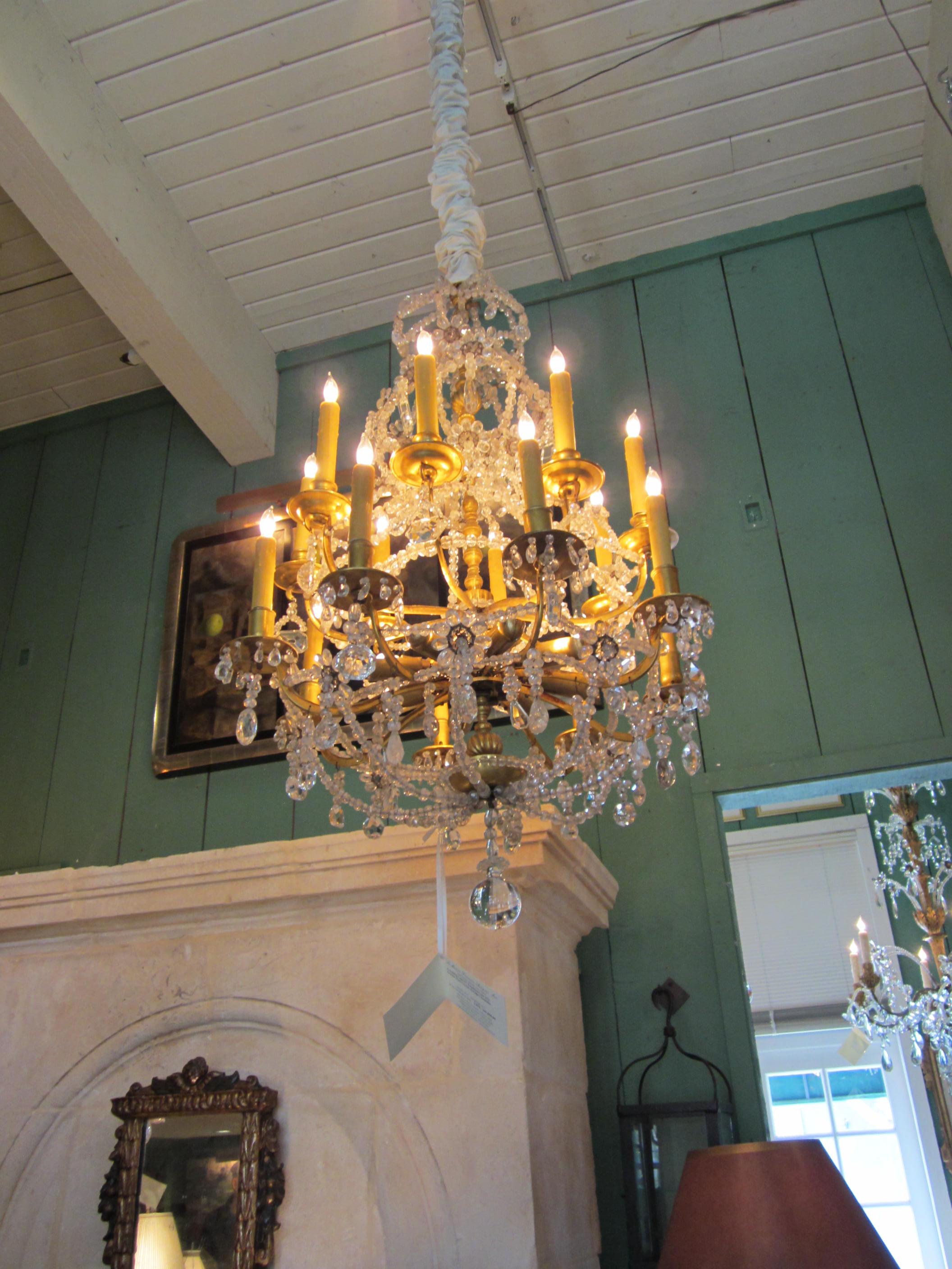 Métal Lustre suspendu à 16 éclairages en cristal de roche doré du 18ème siècle, LA en vente